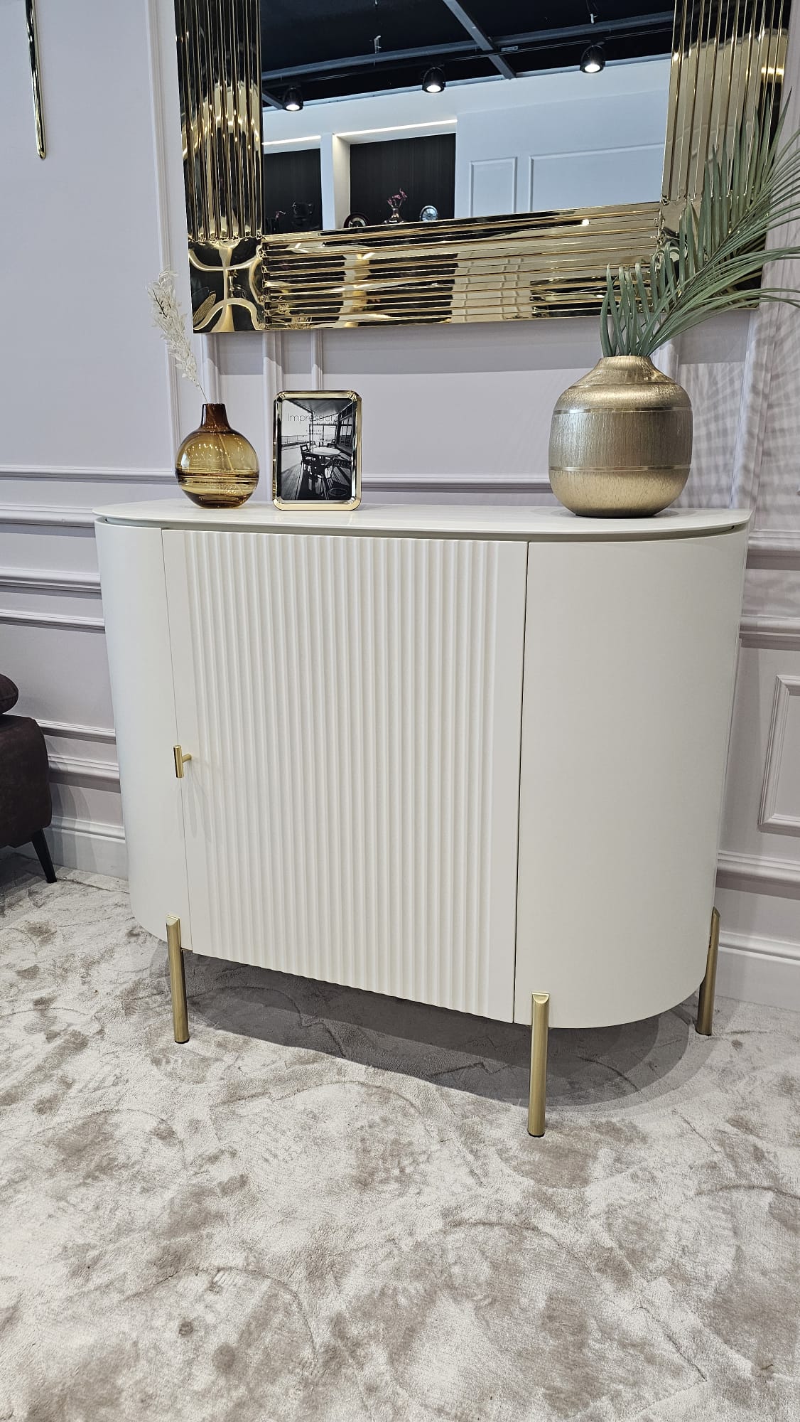 KOMODA Carmen biało-złota, z ryflowanym frontem, kolor off-white (biały półmat), metalowe, złote detale, piękna KOMODA Carmen biało-złota, z ryflowanym frontem, kolor off-white (biały półmat), metalowe, złote detale, piękna