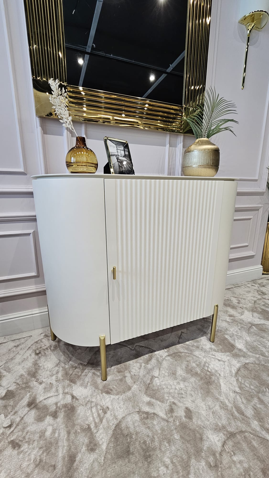 KOMODA Carmen biało-złota, z ryflowanym frontem, kolor off-white (biały półmat), metalowe, złote detale, stylowa KOMODA Carmen biało-złota, z ryflowanym frontem, kolor off-white (biały półmat), metalowe, złote detale, stylowa