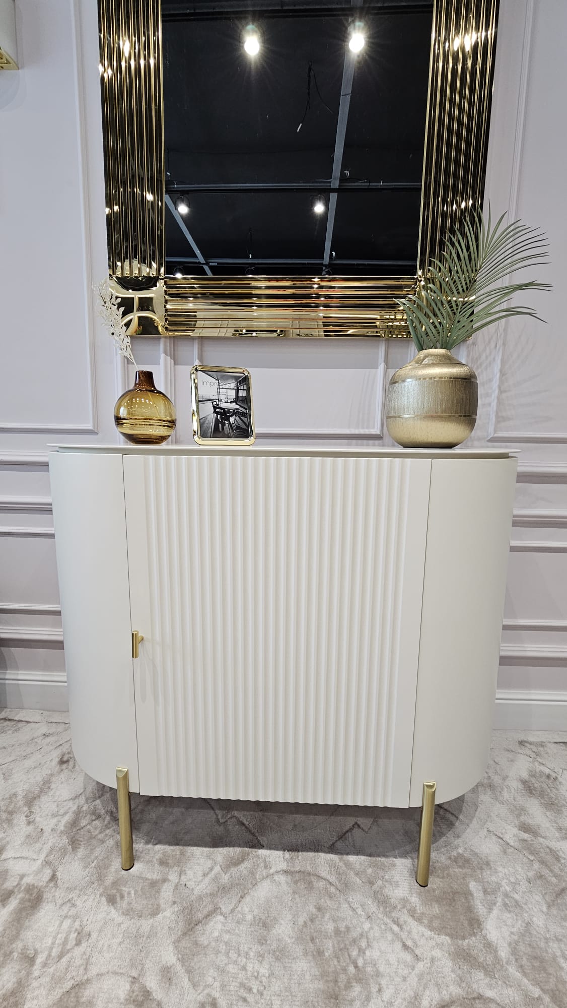 KOMODA Carmen biało-złota, z ryflowanym frontem, kolor off-white (biały półmat), metalowe, złote detale KOMODA Carmen biało-złota, z ryflowanym frontem, kolor off-white (biały półmat), metalowe, złote detale