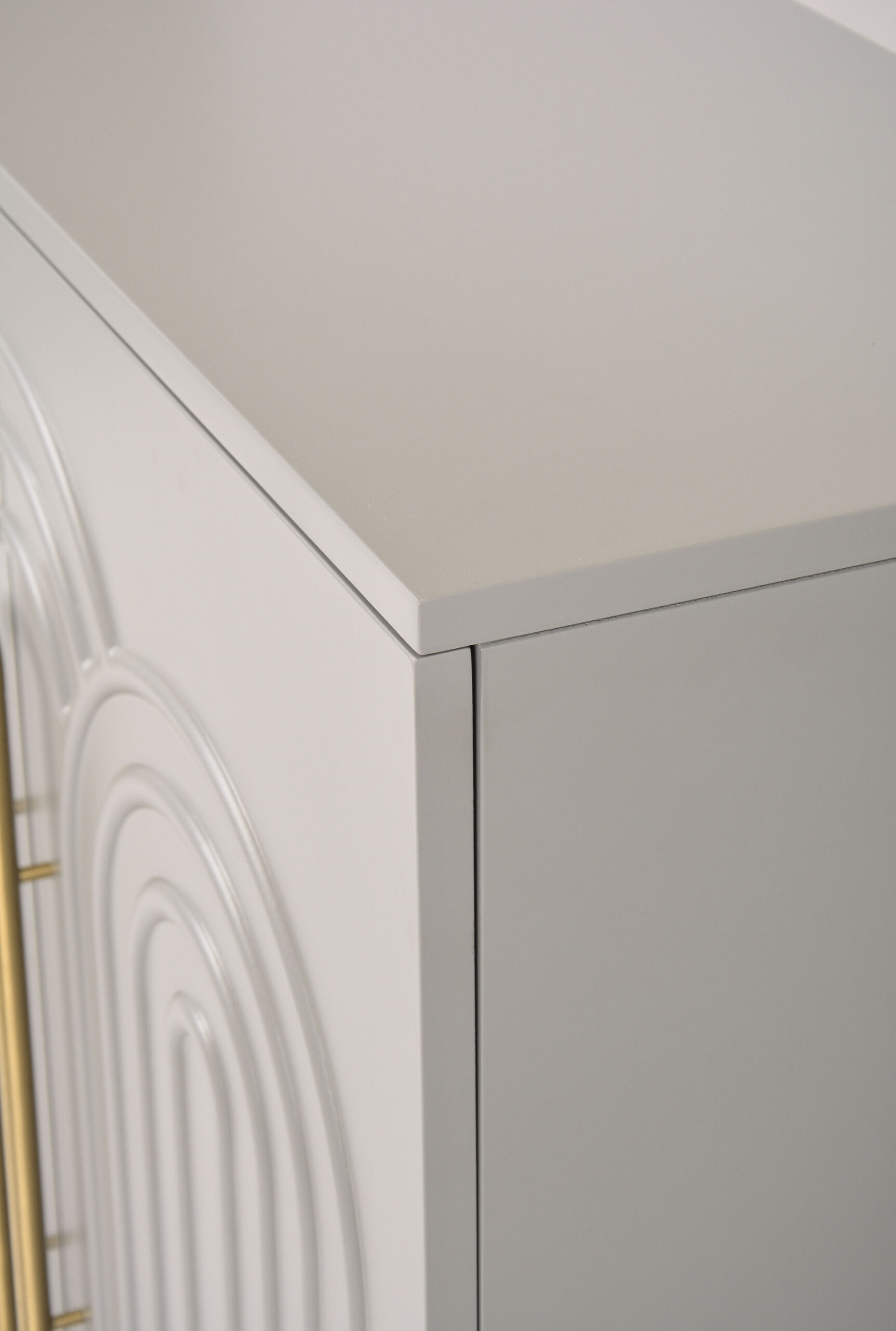 KONSOLA jasnoszara z złotymi dodatkami, fronty drzwi z wytłoczonym wzorem łuków, nowoczesny styl-1 KONSOLA jasnoszara z złotymi dodatkami, fronty drzwi z wytłoczonym wzorem łuków, nowoczesny styl-1