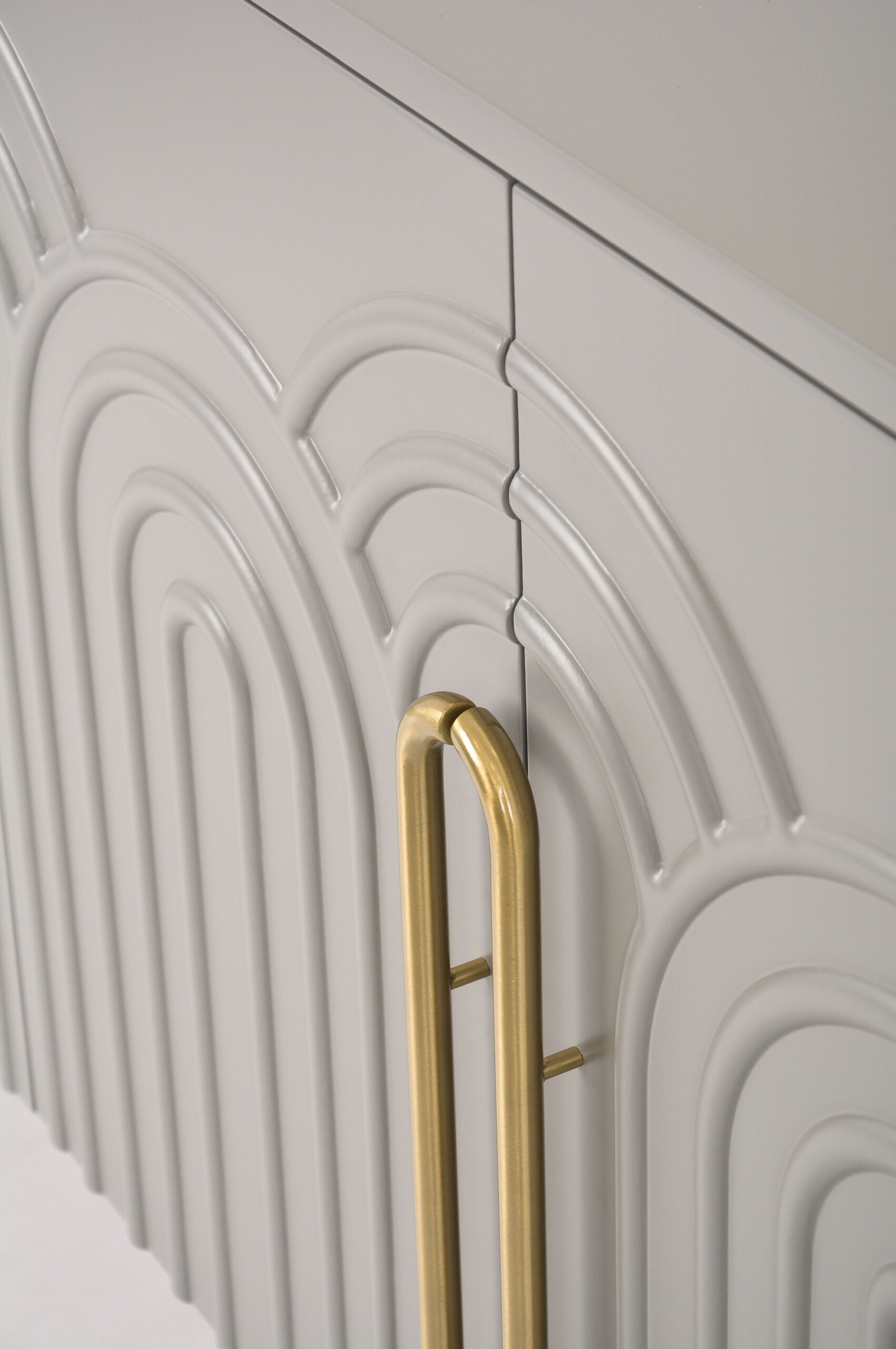 KONSOLA jasnoszara z złotymi dodatkami, fronty drzwi z wytłoczonym wzorem łuków, nowoczesny styl-2 KONSOLA jasnoszara z złotymi dodatkami, fronty drzwi z wytłoczonym wzorem łuków, nowoczesny styl-2