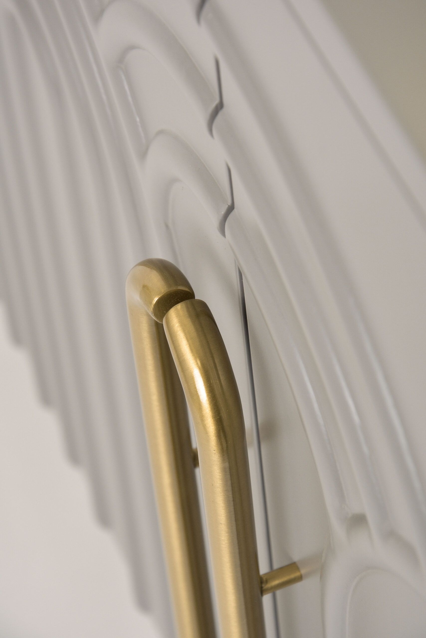 KONSOLA jasnoszara z złotymi dodatkami, fronty drzwi z wytłoczonym wzorem łuków, nowoczesny styl-3 KONSOLA jasnoszara z złotymi dodatkami, fronty drzwi z wytłoczonym wzorem łuków, nowoczesny styl-3