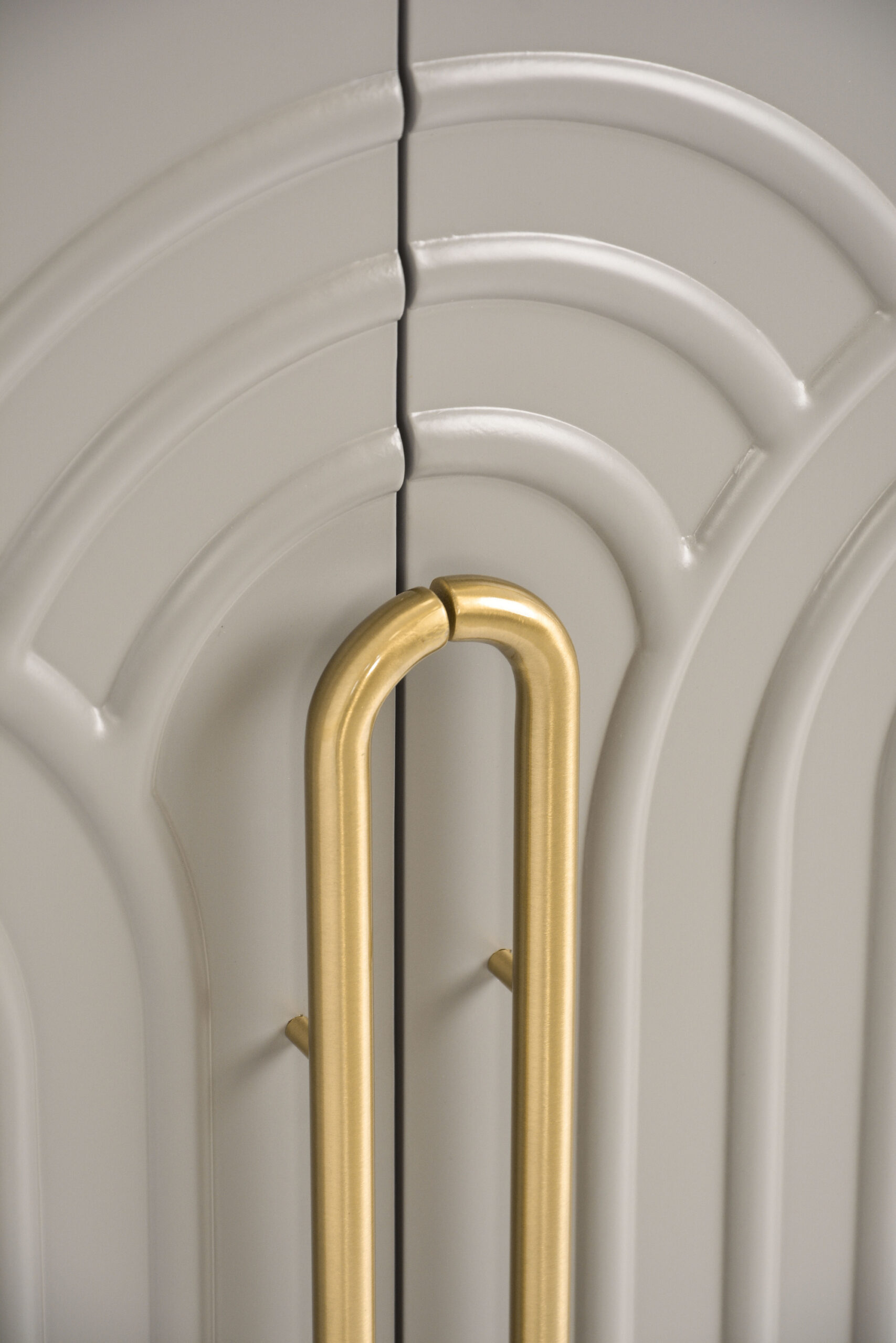 KONSOLA jasnoszara z złotymi dodatkami, fronty drzwi z wytłoczonym wzorem łuków, nowoczesny styl-4 KONSOLA jasnoszara z złotymi dodatkami, fronty drzwi z wytłoczonym wzorem łuków, nowoczesny styl-4