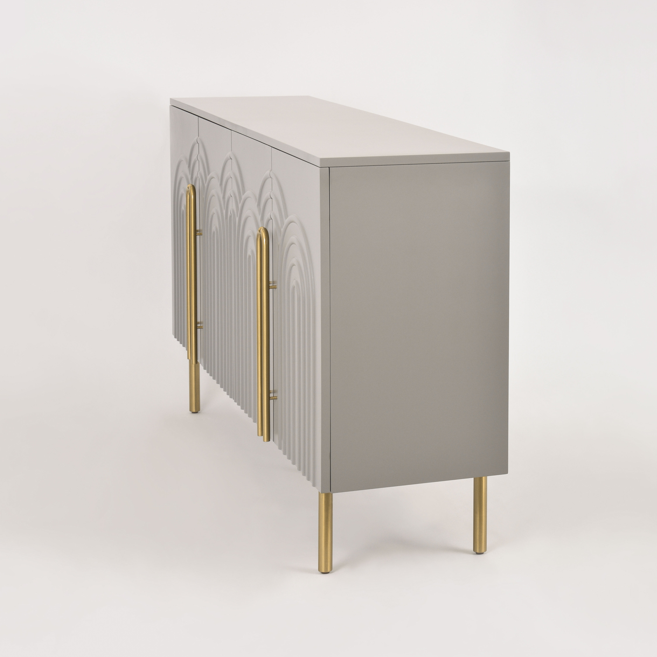 KONSOLA jasnoszara z złotymi dodatkami, fronty drzwi z wytłoczonym wzorem łuków, nowoczesny styl, designerska KONSOLA jasnoszara z złotymi dodatkami, fronty drzwi z wytłoczonym wzorem łuków, nowoczesny styl, designerska