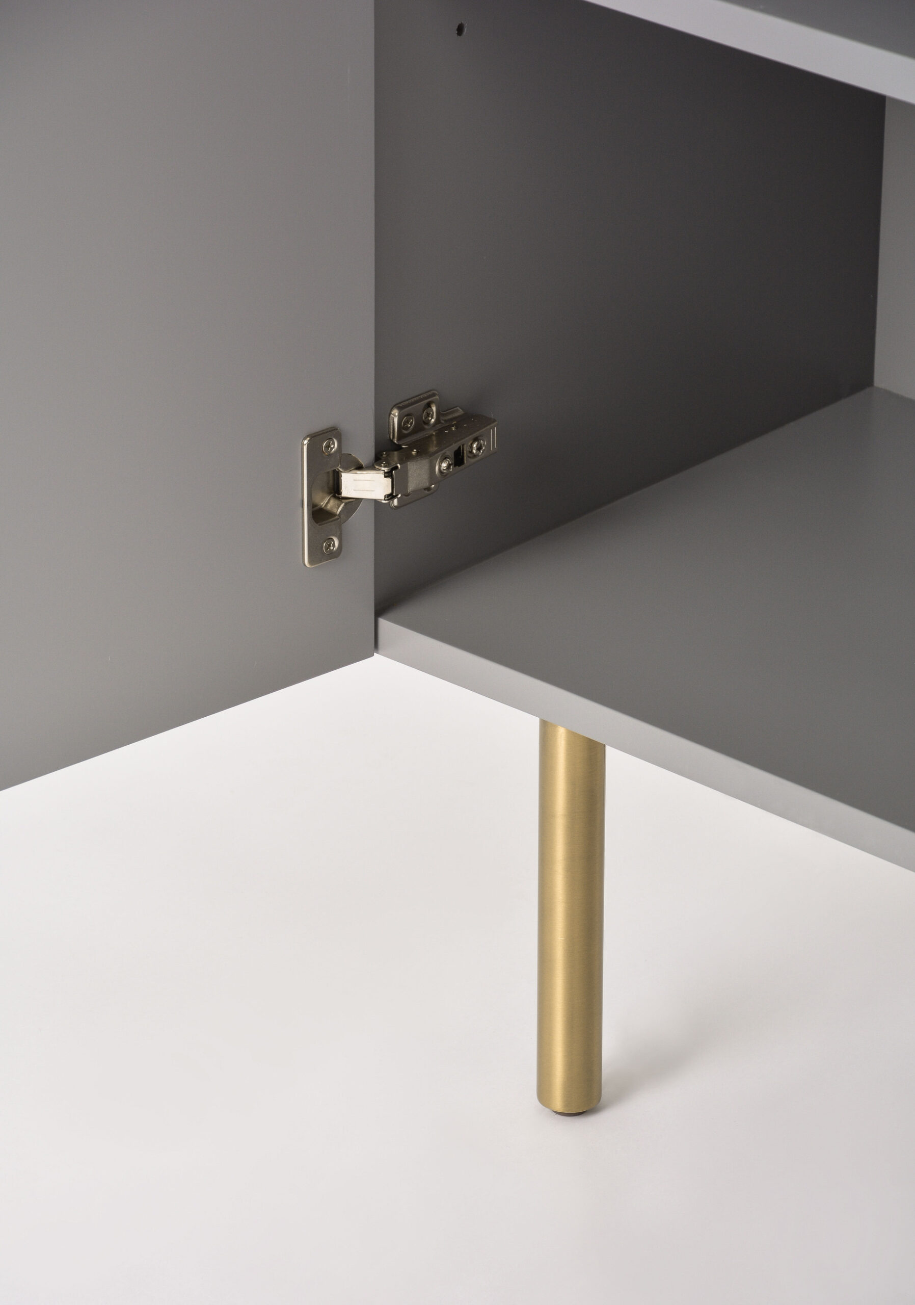 KONSOLA jasnoszara z złotymi dodatkami, fronty drzwi z wytłoczonym wzorem łuków, nowoczesny styl, do salonu KONSOLA jasnoszara z złotymi dodatkami, fronty drzwi z wytłoczonym wzorem łuków, nowoczesny styl, do salonu