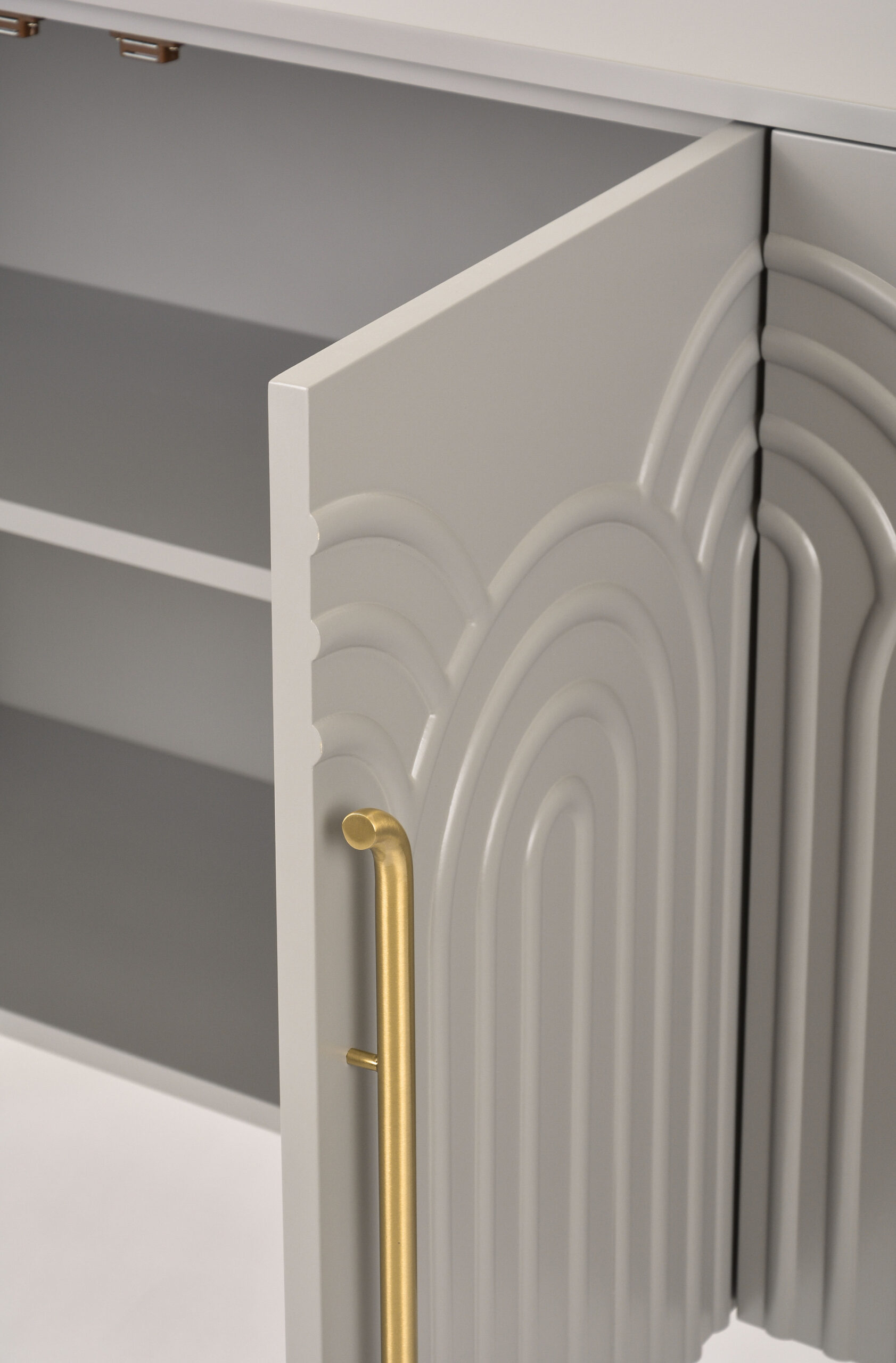 KONSOLA jasnoszara z złotymi dodatkami, fronty drzwi z wytłoczonym wzorem łuków, nowoczesny styl, do sypialni KONSOLA jasnoszara z złotymi dodatkami, fronty drzwi z wytłoczonym wzorem łuków, nowoczesny styl, do sypialni