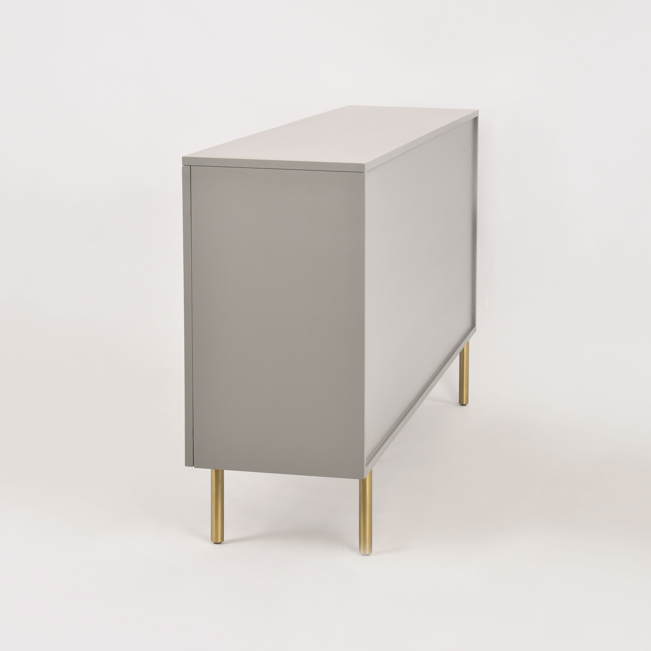 KONSOLA jasnoszara z złotymi dodatkami, fronty drzwi z wytłoczonym wzorem łuków, nowoczesny styl, najwyższa jakość KONSOLA jasnoszara z złotymi dodatkami, fronty drzwi z wytłoczonym wzorem łuków, nowoczesny styl, najwyższa jakość