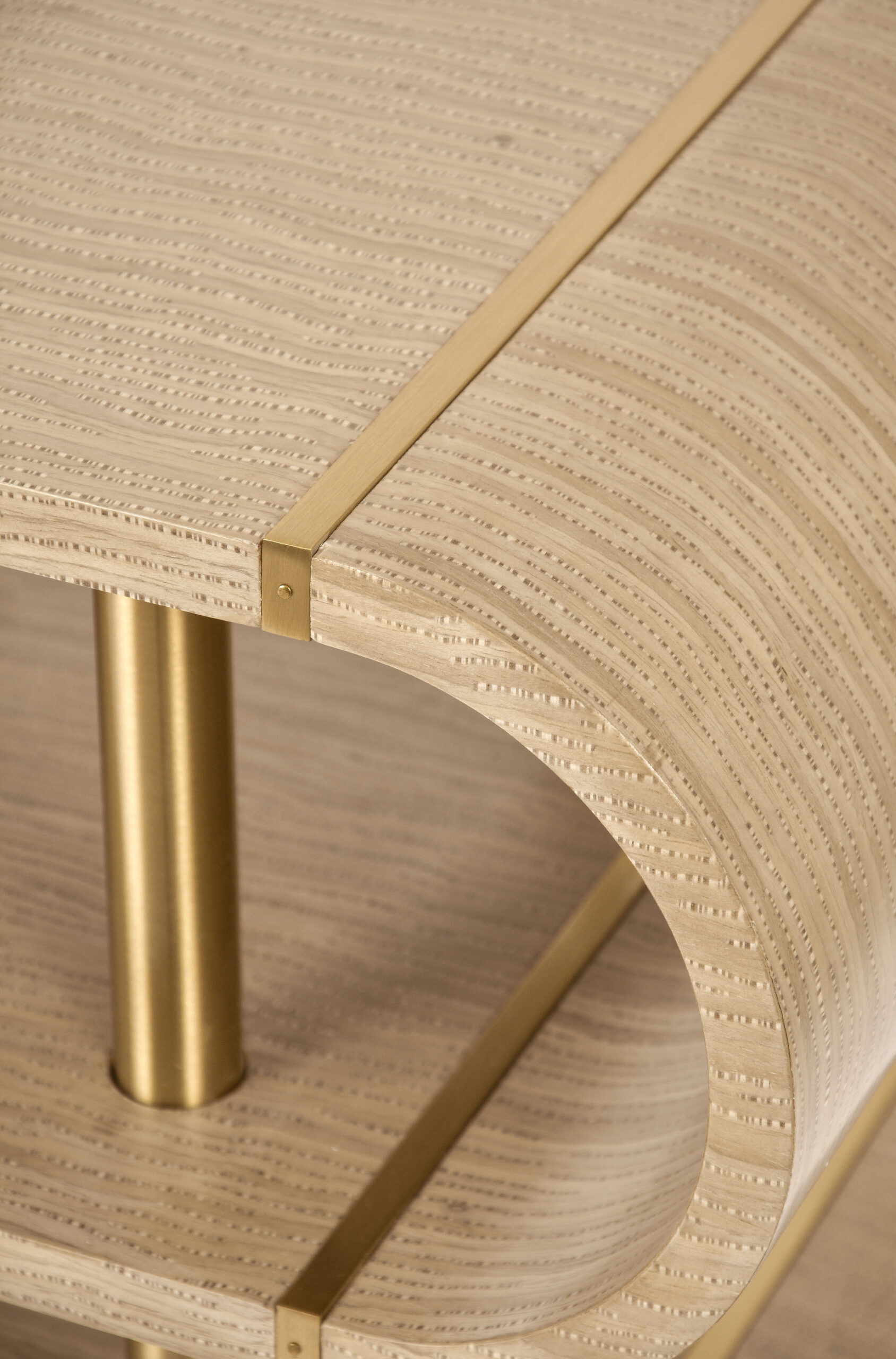 KONSOLA o designerskim, sinusoidalnym kształcie, szara ze złotymi nogami, nowoczesny styl, do salonu