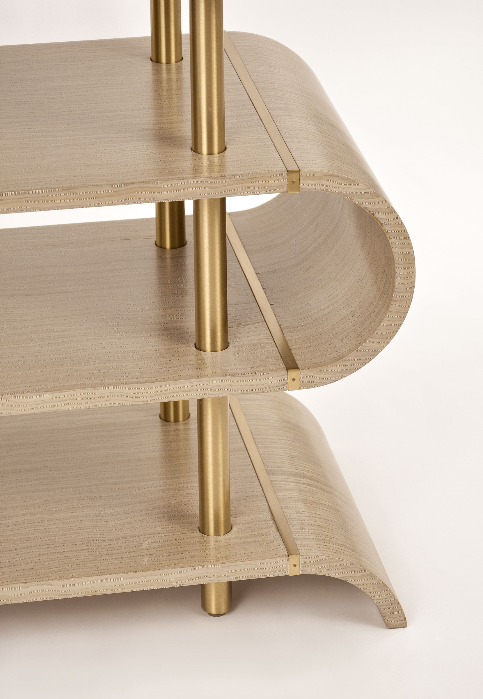 KONSOLA o designerskim, sinusoidalnym kształcie, szara ze złotymi nogami, nowoczesny styl, loftowa