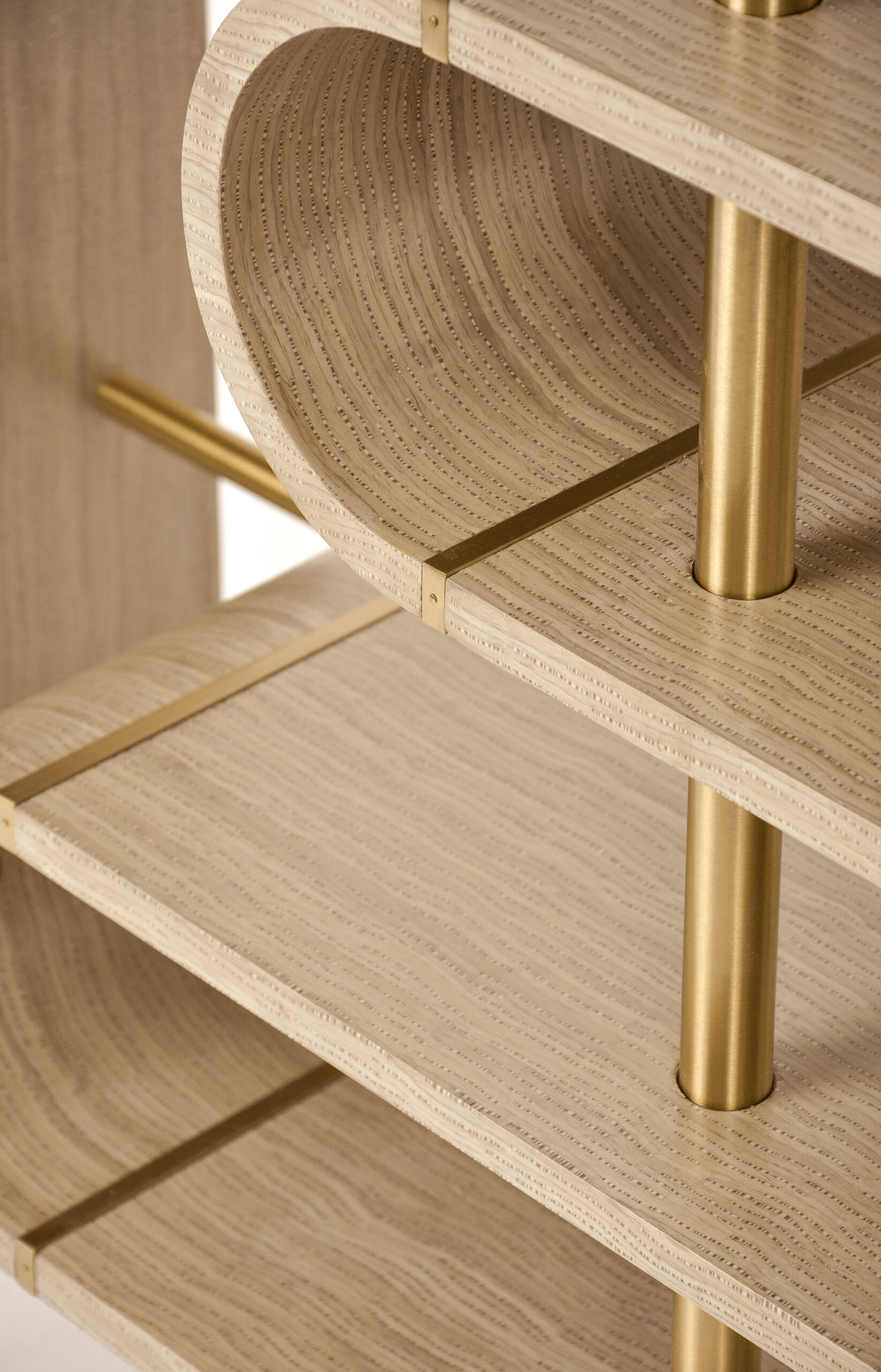 KONSOLA o designerskim, sinusoidalnym kształcie, szara ze złotymi nogami, nowoczesny styl, na korytarz