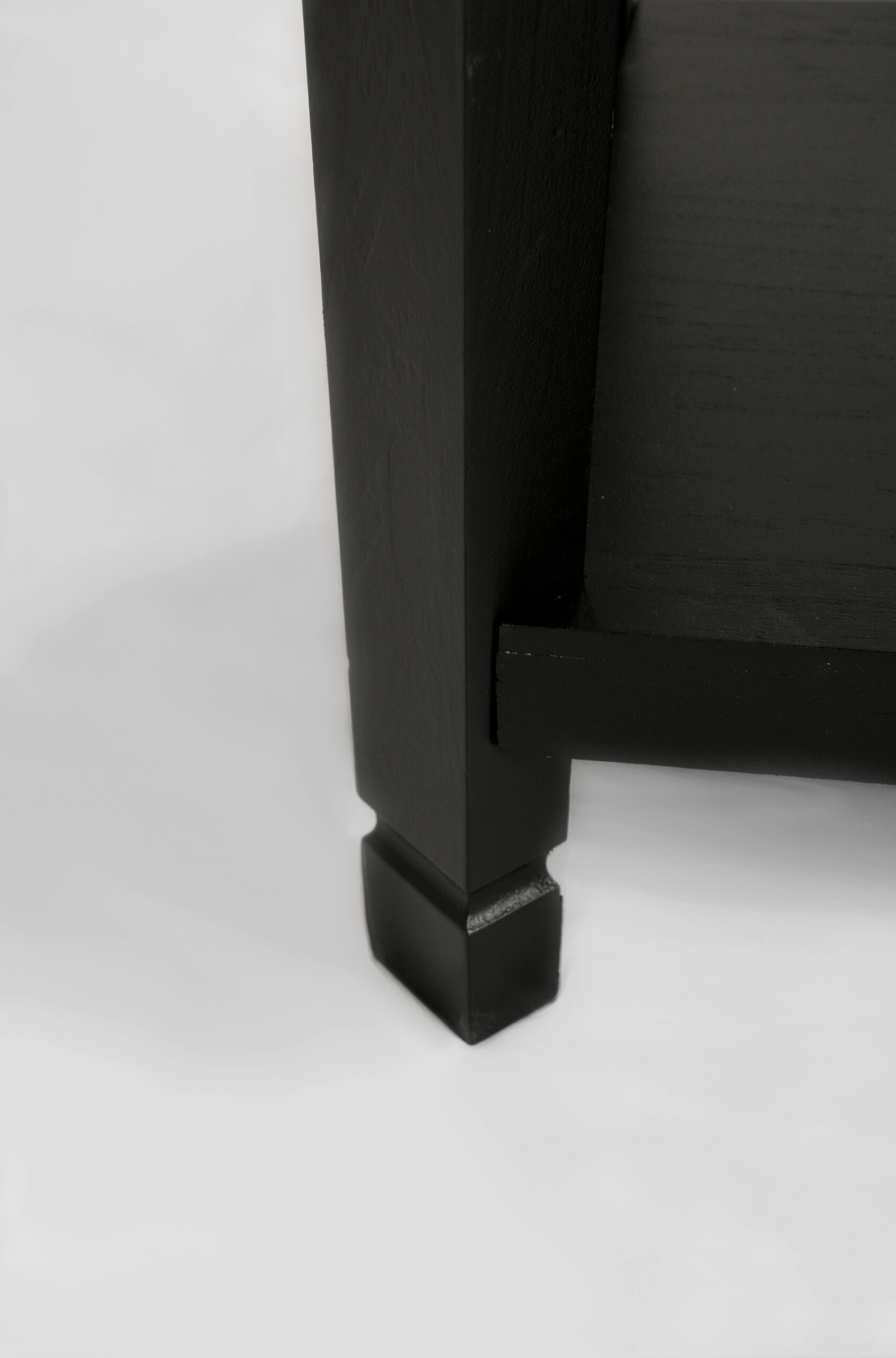 KONSOLA w klasycznym stylu, drewniana, czarna, półmatowe wykończenie z przetarciami, metalowe uchwyty w kolorze mosiądzu, wyjątkowa