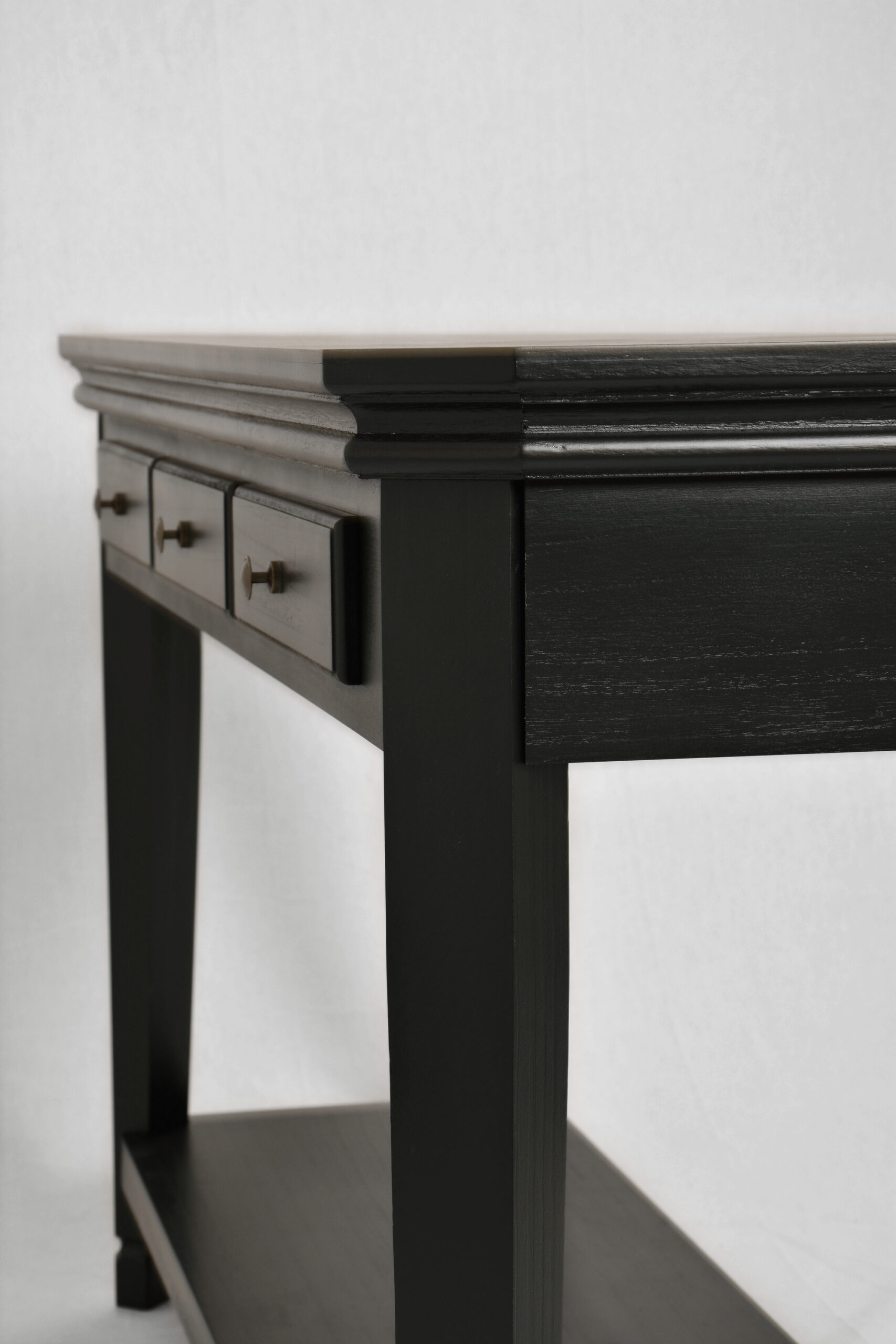 KONSOLA w klasycznym stylu, drewniana, czarna, półmatowe wykończenie z przetarciami, metalowe uchwyty w kolorze mosiądzu, wyrafinowana