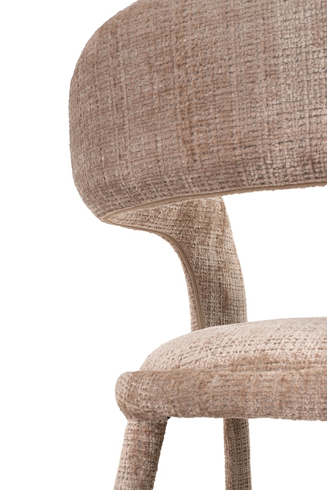 KRZESŁO Iris w beżowej, delikatnie strukturalnej tkaninie, miękkie linie, designerski styl, najwyższa jakość KRZESŁO Iris w beżowej, delikatnie strukturalnej tkaninie, miękkie linie, designerski styl, najwyższa jakość