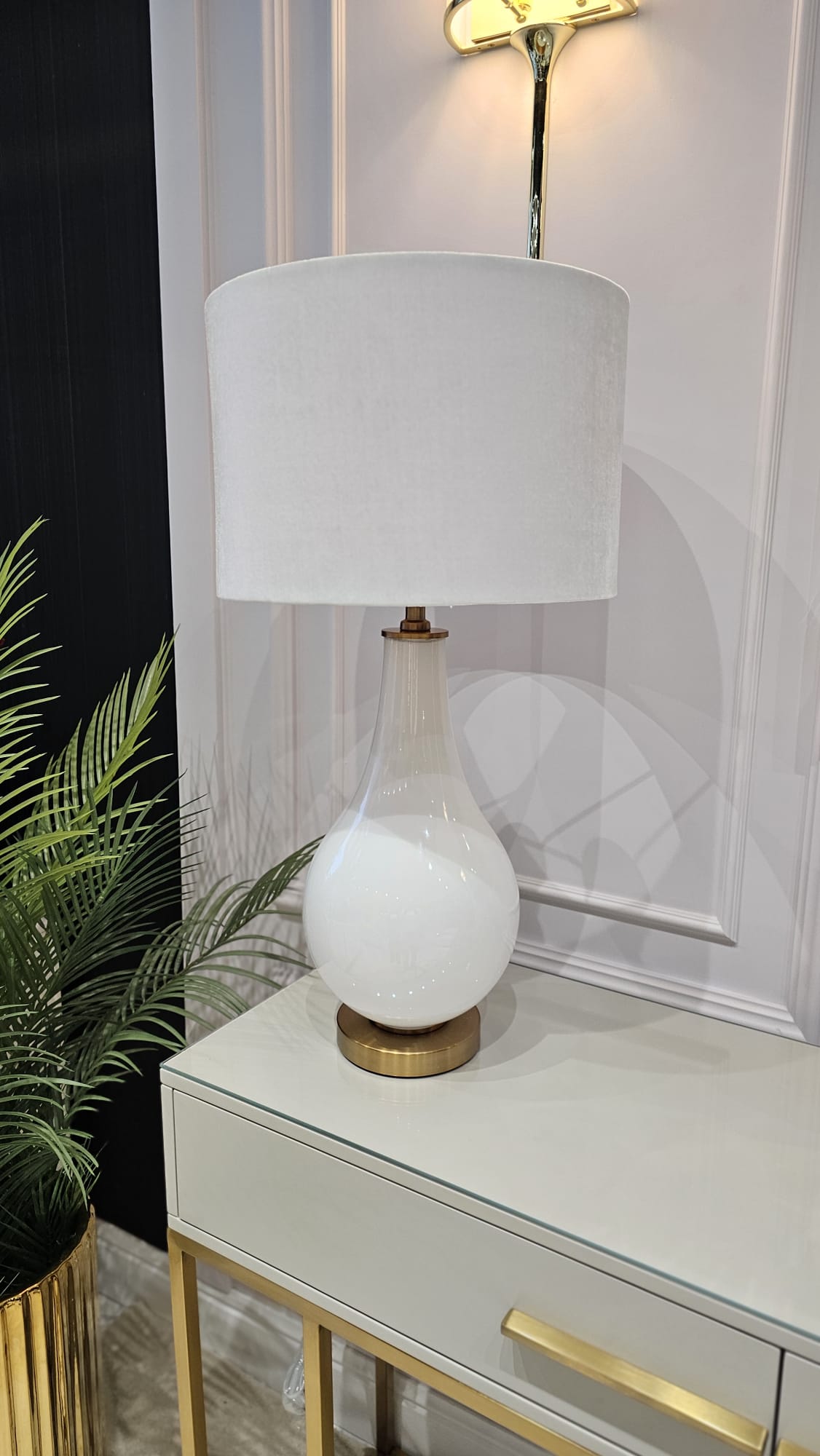 LAMPA STOŁOWA perłowo-biała podstawa, biały abażur, złote elementy, klasyczny styl