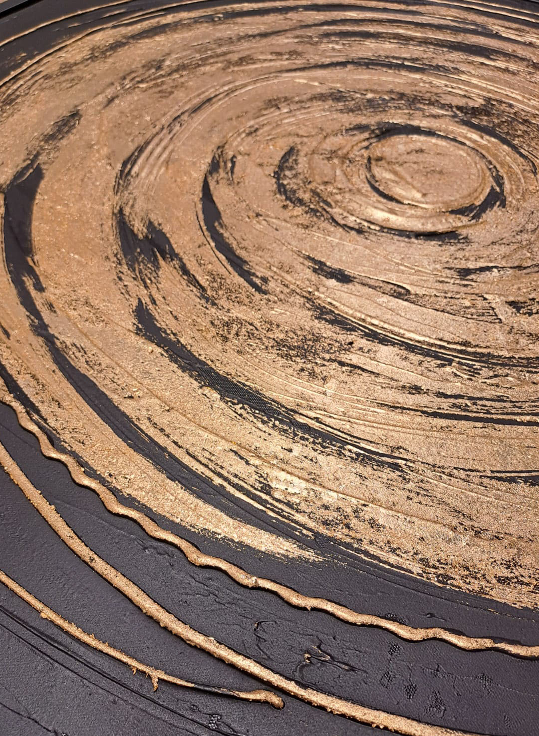 OBRAZ z wzorem złotego okręgu, czarne tło, drewniane obramowanie, nowoczesny styl, premium