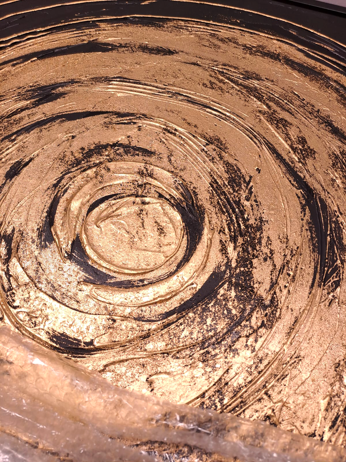 OBRAZ z wzorem złotego okręgu, czarne tło, drewniane obramowanie, nowoczesny styl, wyrafinowan