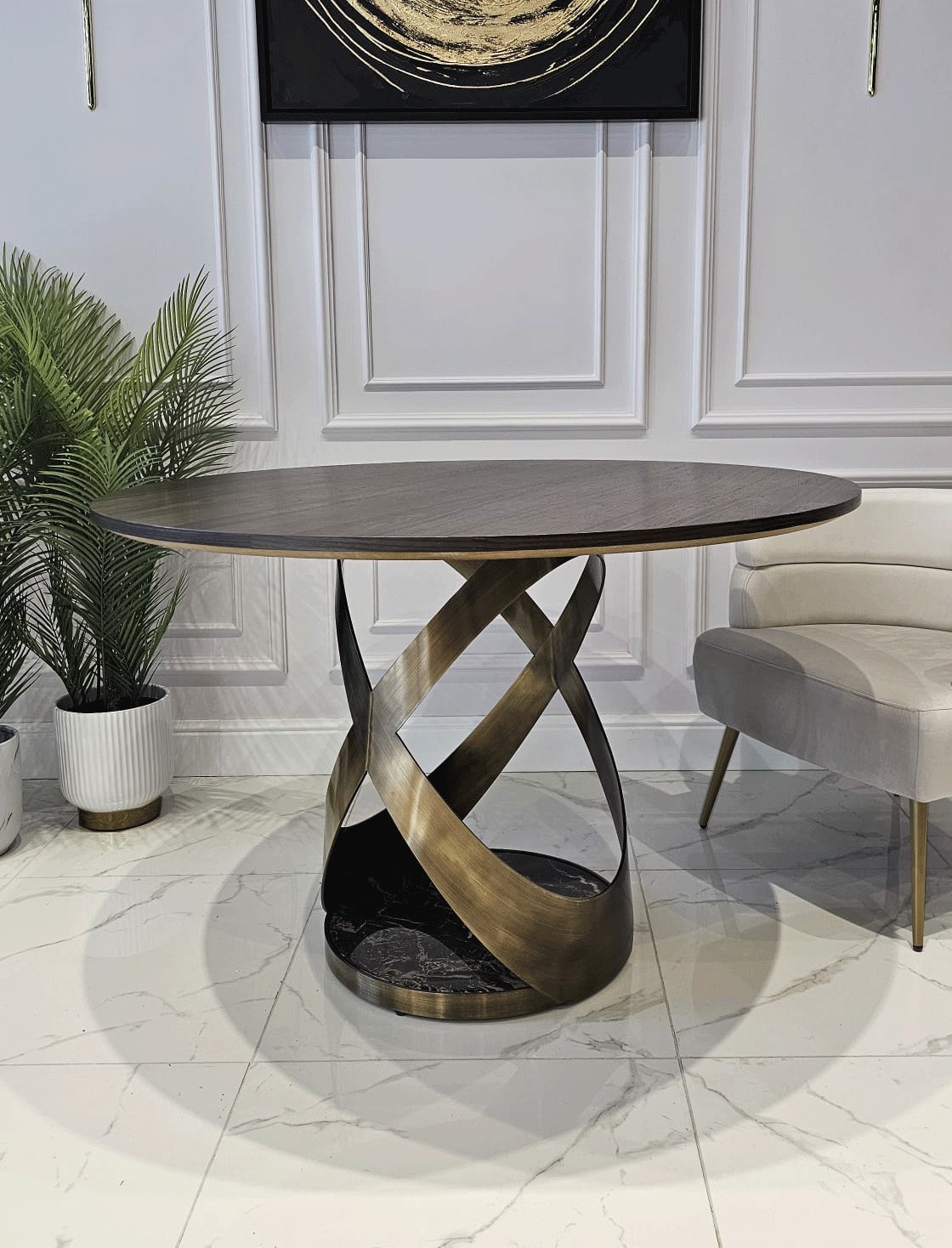 STÓŁ JADALNIANY Mosseo okrągły fornirowany blat z możliwością personalizacji koloru i rozmiaru, mosiężna szczotkowana podstawa, dolna półka z konglomeratu, nowoczesny