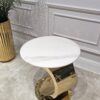 STOLIK POMOCNICZY na złotej designerskiej nodze, okrągły, biały blat, nowoczesny styl glamour, ekskluzywny