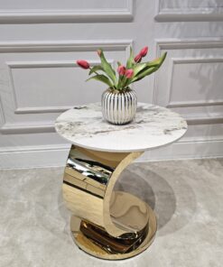 STOLIK POMOCNICZY na złotej designerskiej nodze, okrągły, biały blat ze spieku kamiennego, nowoczesny styl glamour, piękny