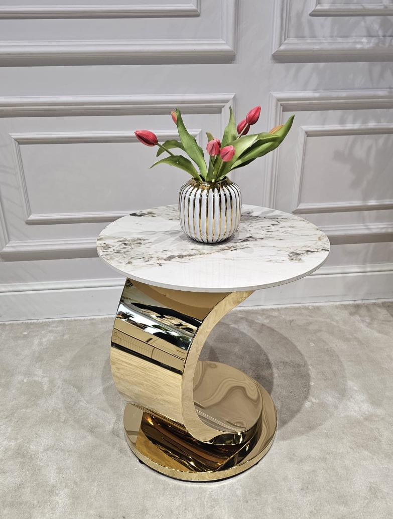 STOLIK POMOCNICZY na złotej designerskiej nodze, okrągły, biały blat ze spieku kamiennego, nowoczesny styl glamour, piękny