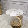 STOLIK POMOCNICZY na złotej designerskiej nodze, okrągły, biały blat ze spieku kamiennego, nowoczesny styl glamour