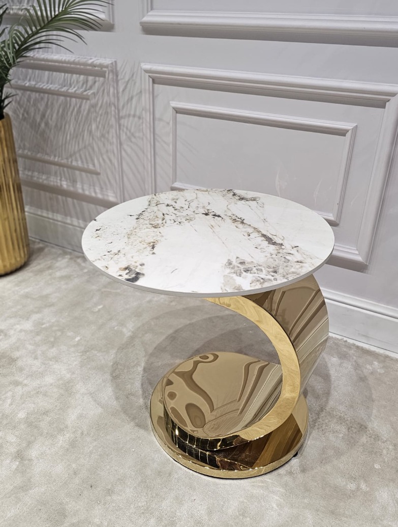 STOLIK POMOCNICZY na złotej designerskiej nodze, okrągły, biały blat ze spieku kamiennego, nowoczesny styl glamour