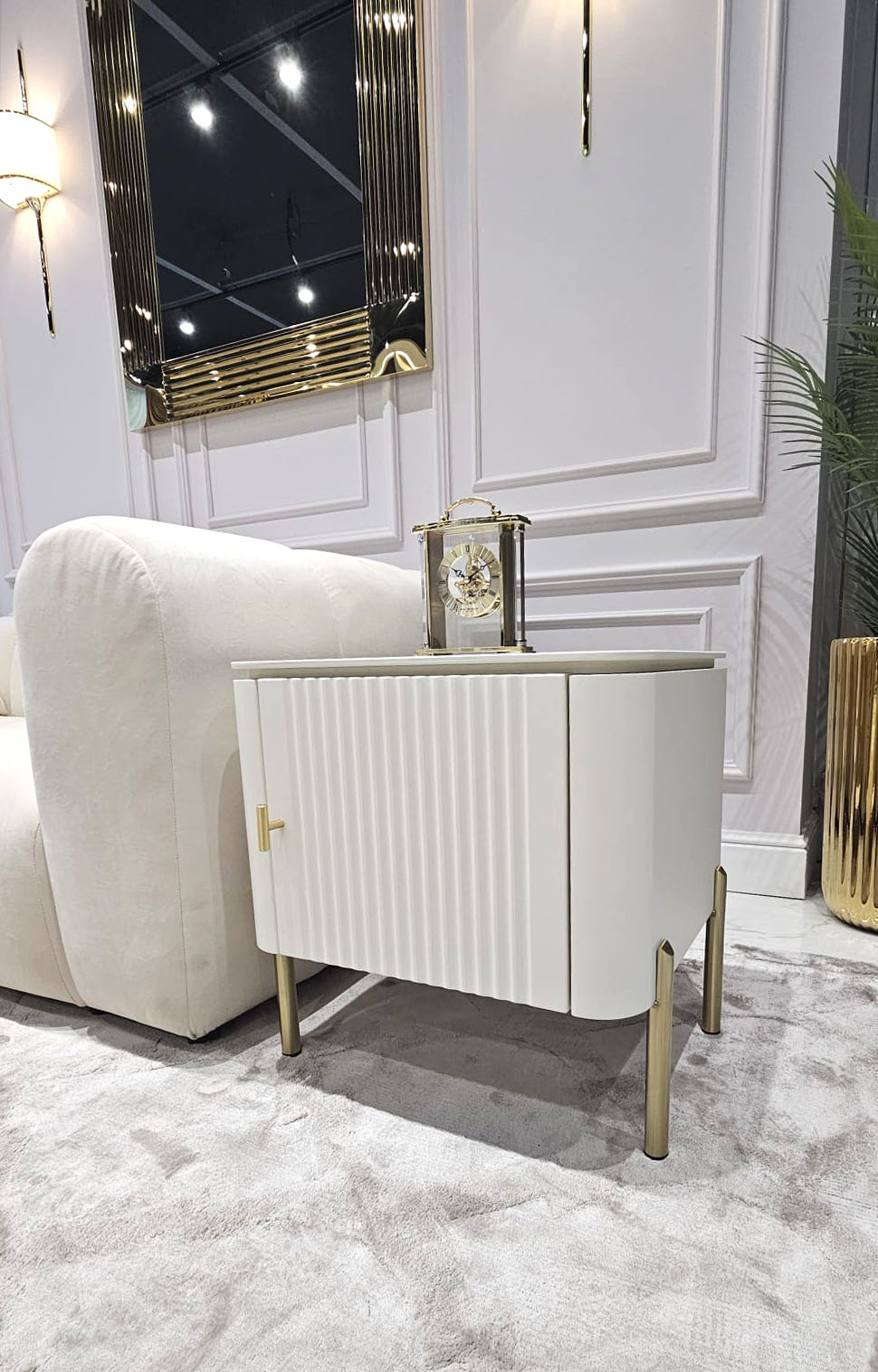 SZAFKA NOCNA Clairmont biało-złota, ryflowany korpus w białym półmatowym odcieniu, metalowe, złote detale, piękna