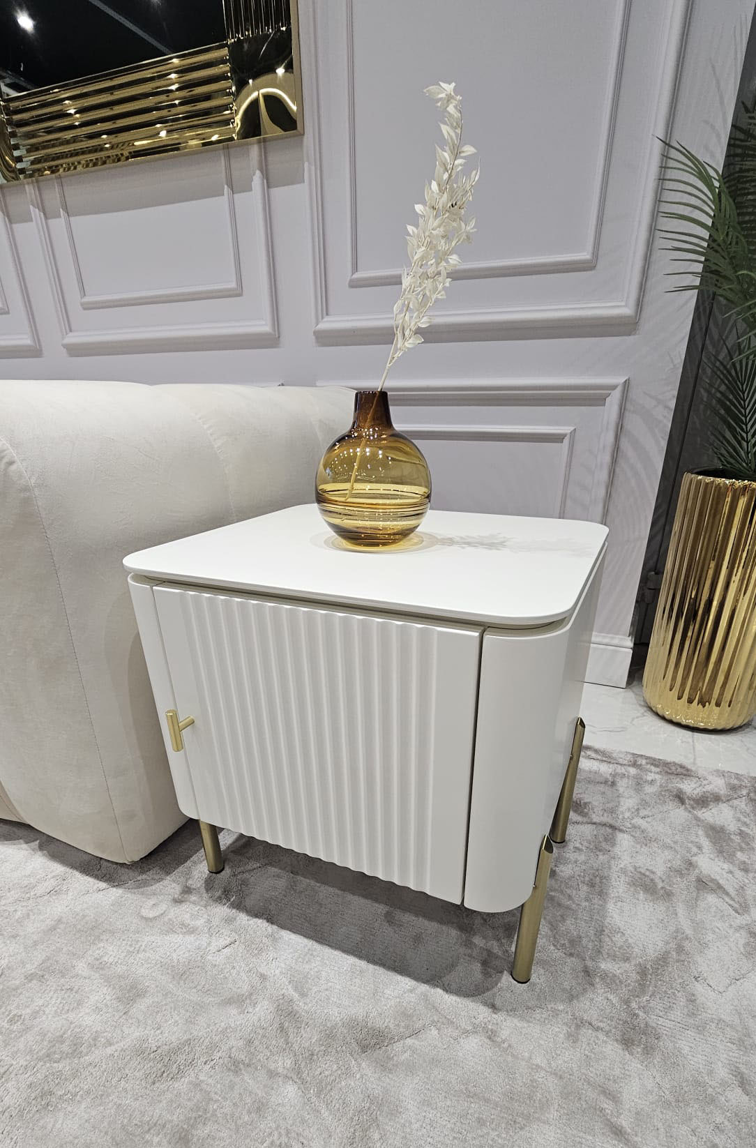 SZAFKA NOCNA Clairmont biało-złota, ryflowany korpus w białym półmatowym odcieniu, metalowe, złote detale, premium