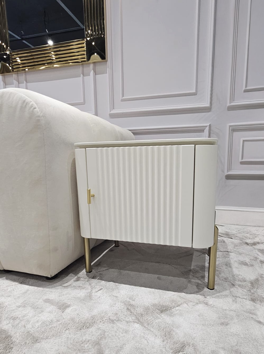 SZAFKA NOCNA Clairmont biało-złota, ryflowany korpus w białym półmatowym odcieniu, metalowe, złote detale