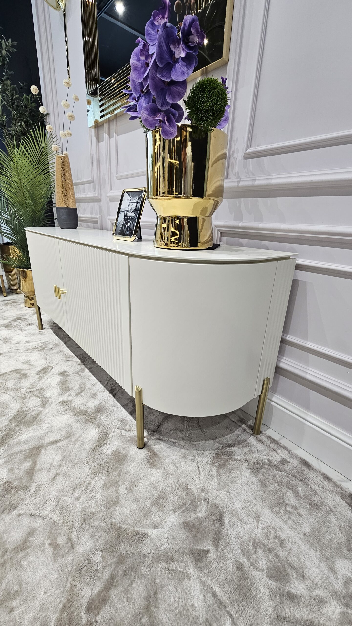 SZAFKA RTV Clairmont biało-złota, ryflowane drzwi, kolor off-white (biały półmat), metalowe, złote detale, na zamówienie SZAFKA RTV Clairmont biało-złota, ryflowane drzwi, kolor off-white (biały półmat), metalowe, złote detale, na zamówienie