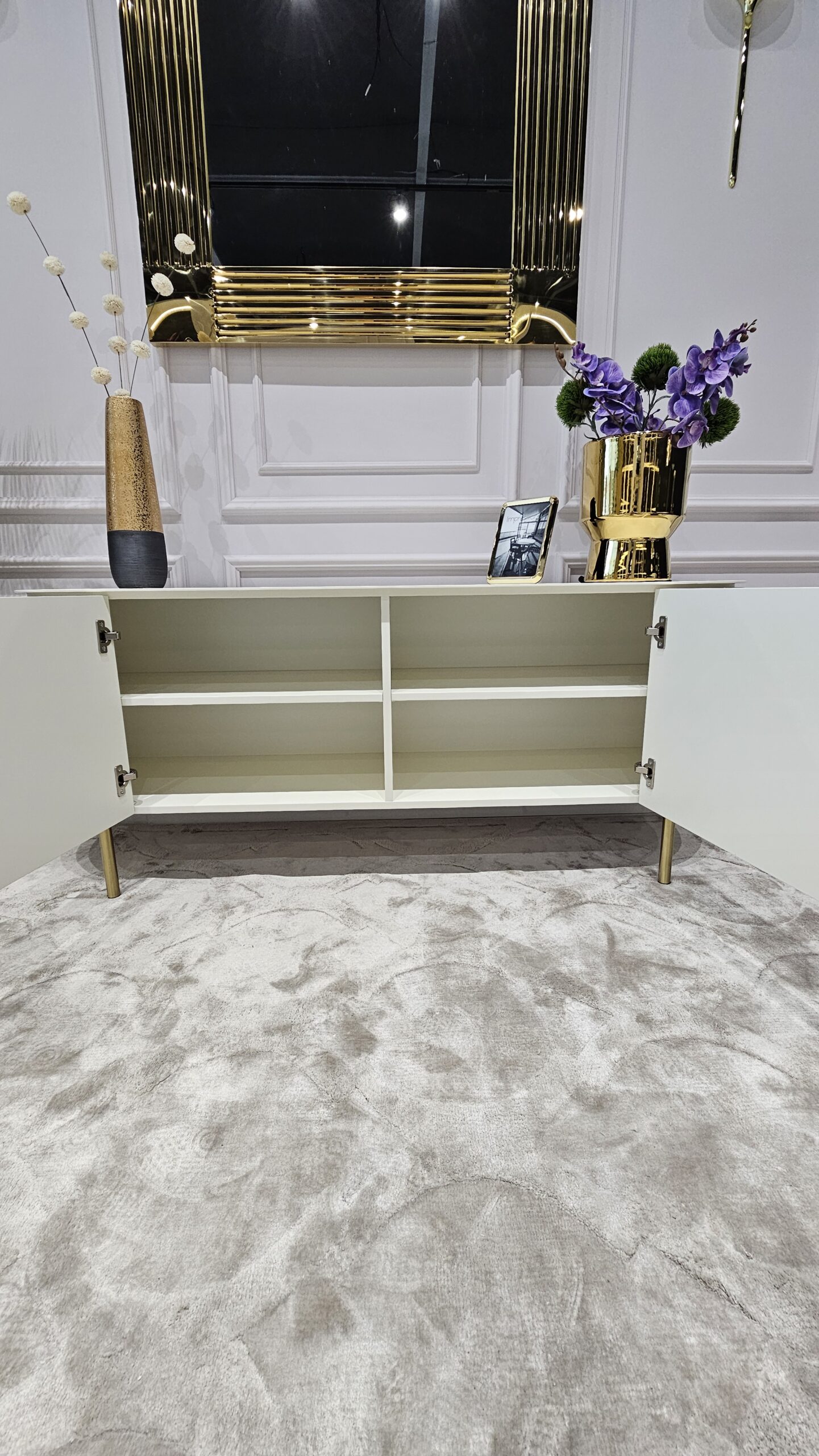 SZAFKA RTV Clairmont biało-złota, ryflowane drzwi, kolor off-white (biały półmat), metalowe, złote detale, najwyższa jakość SZAFKA RTV Clairmont biało-złota, ryflowane drzwi, kolor off-white (biały półmat), metalowe, złote detale, najwyższa jakość