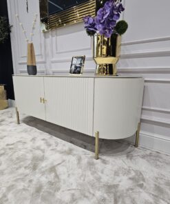 SZAFKA RTV Clairmont biało-złota, ryflowane drzwi, kolor off-white (biały półmat), metalowe, złote detale, nowoczesna