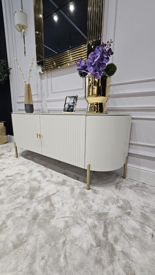 SZAFKA RTV Clairmont biało-złota, ryflowane drzwi, kolor off-white (biały półmat), metalowe, złote detale, nowoczesna