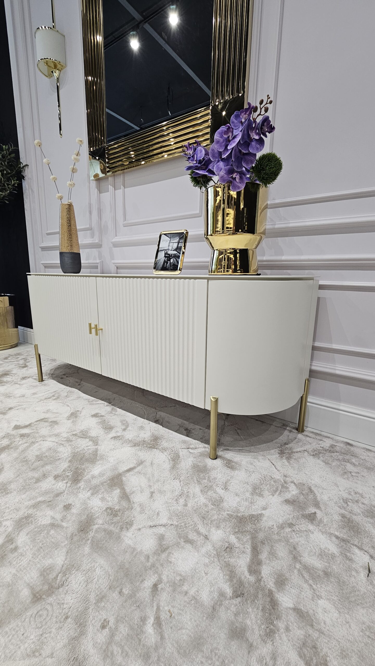 SZAFKA RTV Clairmont biało-złota, ryflowane drzwi, kolor off-white (biały półmat), metalowe, złote detale, nowoczesna SZAFKA RTV Clairmont biało-złota, ryflowane drzwi, kolor off-white (biały półmat), metalowe, złote detale, nowoczesna