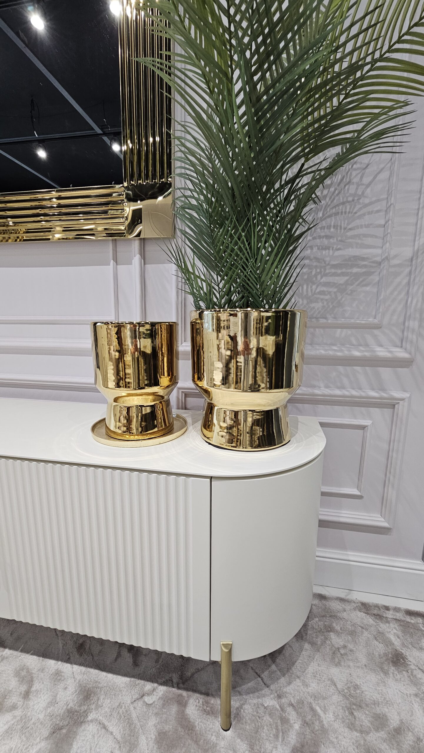 SZAFKA RTV Clairmont biało-złota, ryflowane drzwi, kolor off-white (biały półmat), metalowe, złote detale, piękna SZAFKA RTV Clairmont biało-złota, ryflowane drzwi, kolor off-white (biały półmat), metalowe, złote detale, piękna