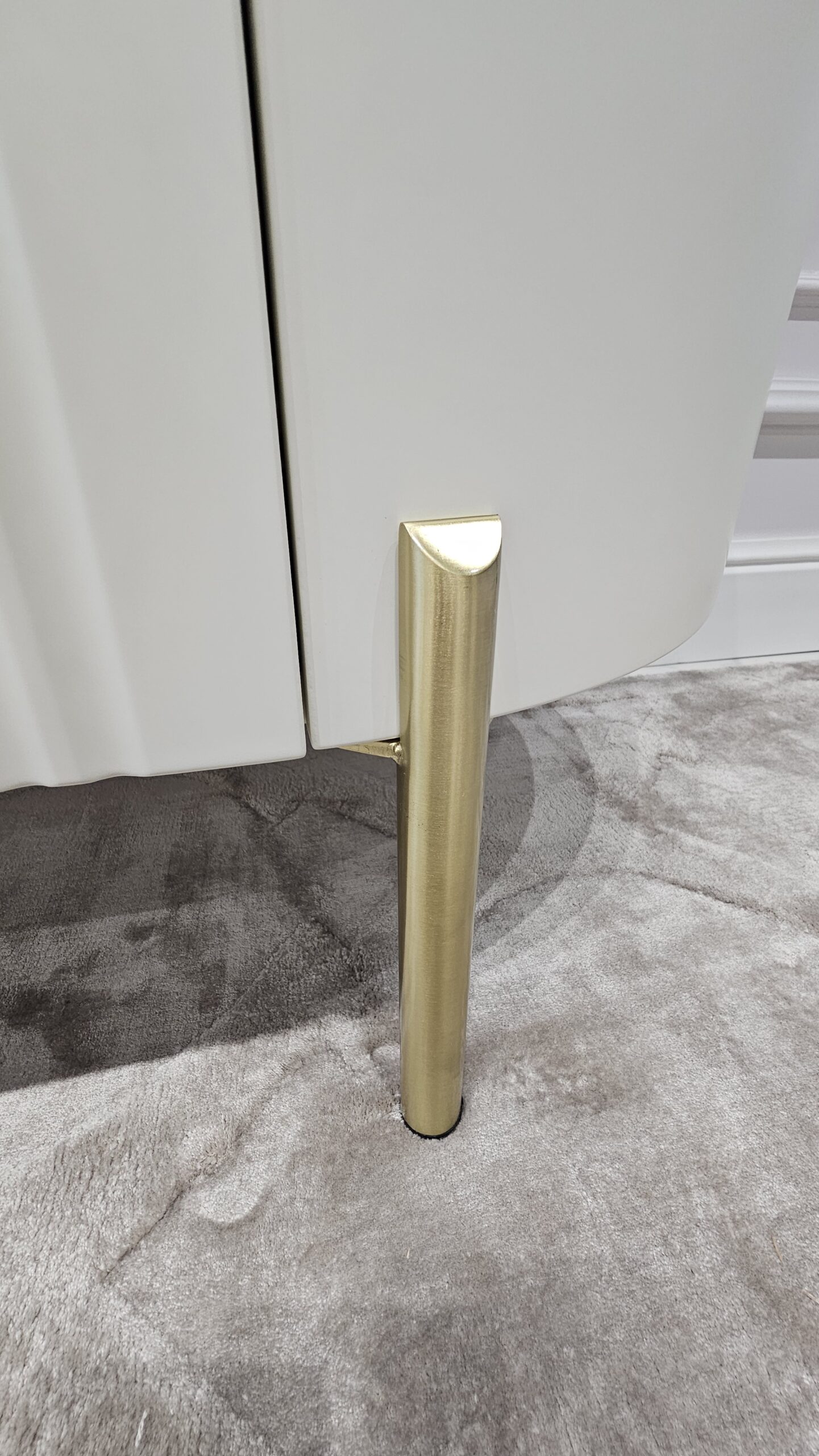 SZAFKA RTV Clairmont biało-złota, ryflowane drzwi, kolor off-white (biały półmat), metalowe, złote detale, premium SZAFKA RTV Clairmont biało-złota, ryflowane drzwi, kolor off-white (biały półmat), metalowe, złote detale, premium