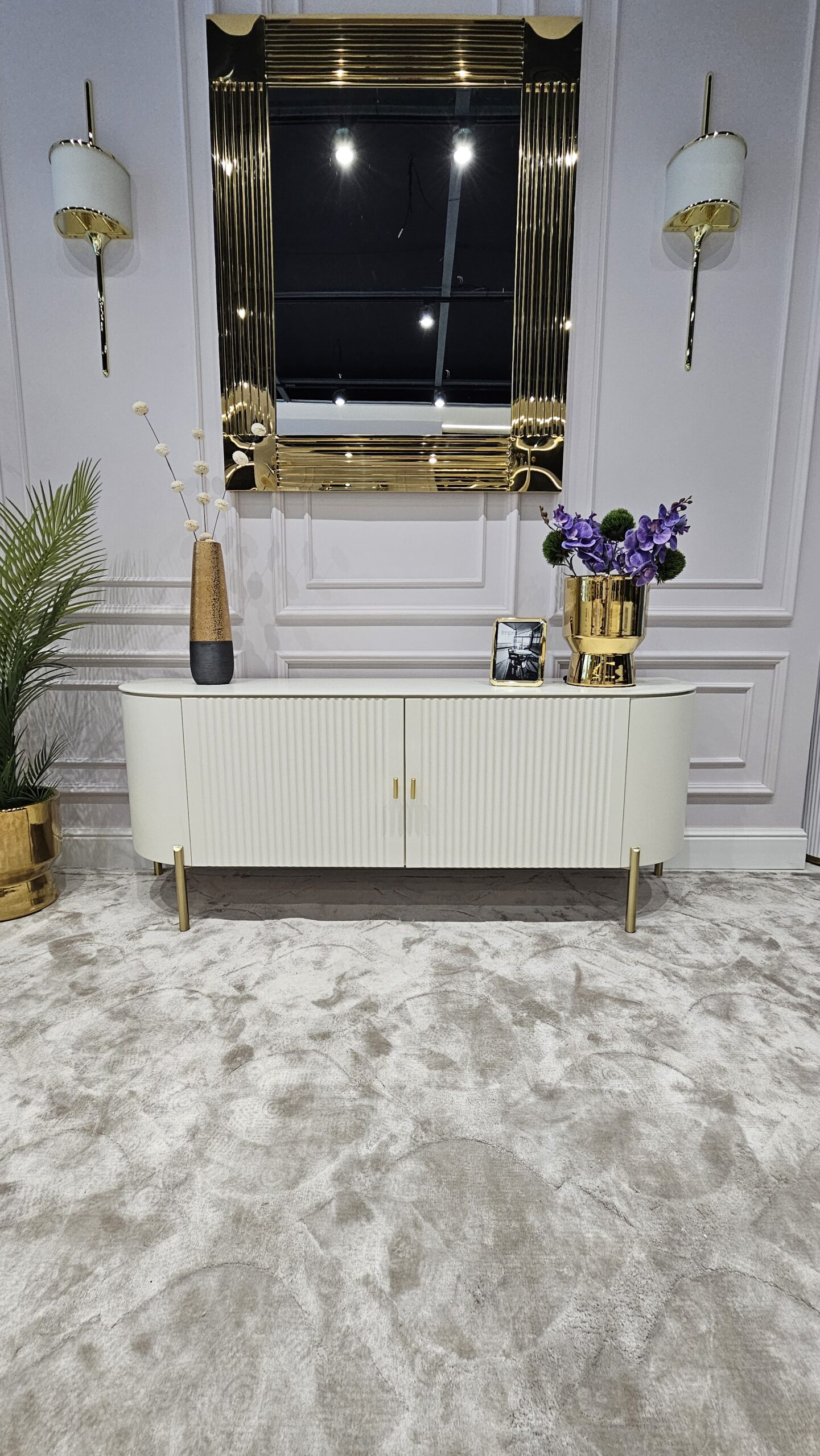 SZAFKA RTV Clairmont biało-złota, ryflowane drzwi, kolor off-white (biały półmat), metalowe, złote detale SZAFKA RTV Clairmont biało-złota, ryflowane drzwi, kolor off-white (biały półmat), metalowe, złote detale