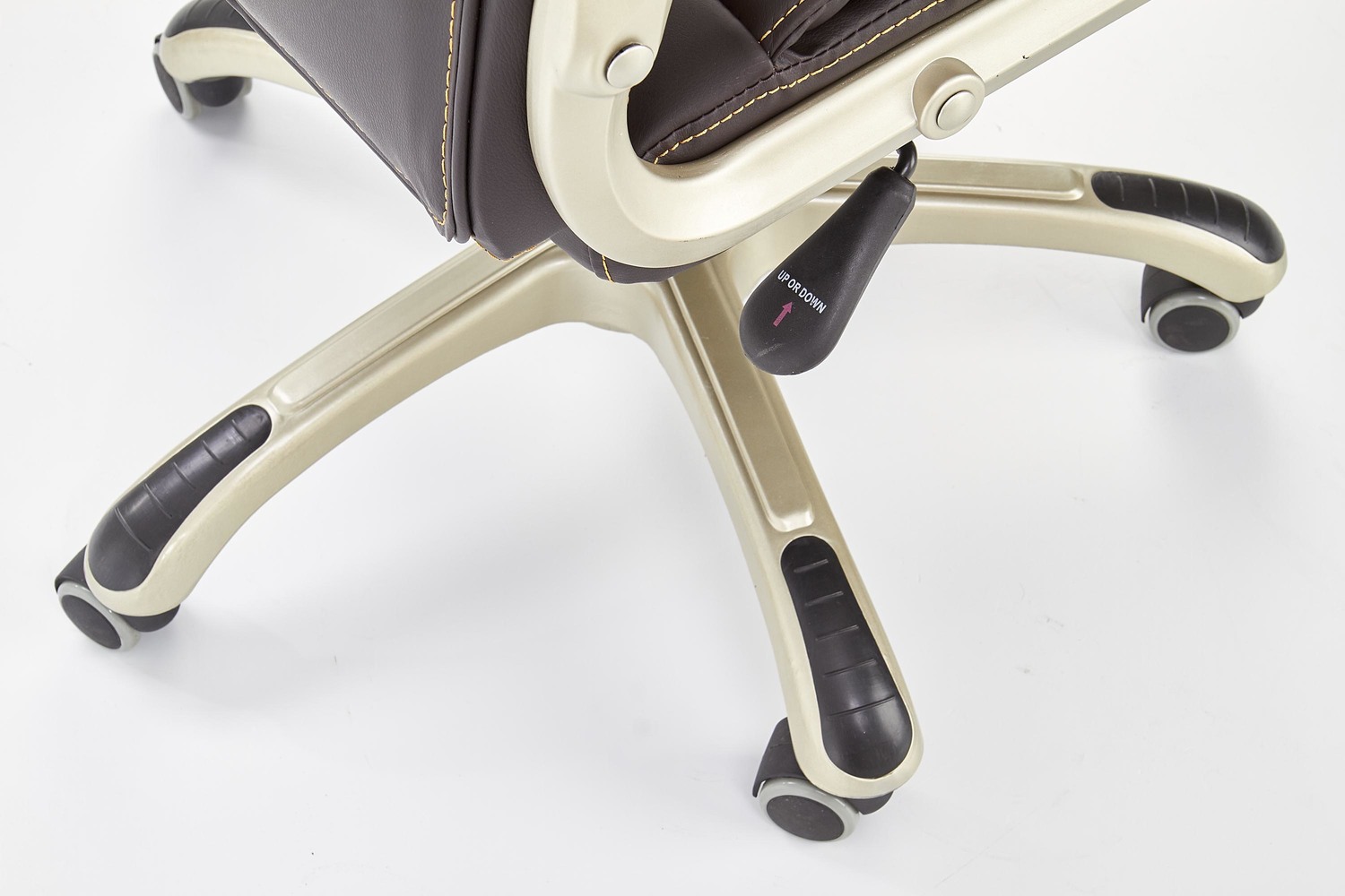 KRZESŁO BIUROWE Desmond, eko skóra w ciemno brązowym, złota podstawa, nowoczesny styl, do salonu