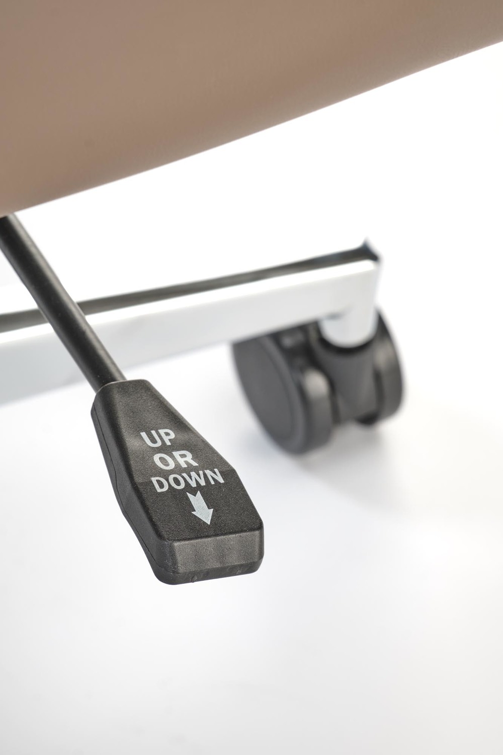 KRZESŁO BIUROWE Ederson na srebrnym, metalowym stelażu, obicie z eko skóry w kolorze cappucino-1