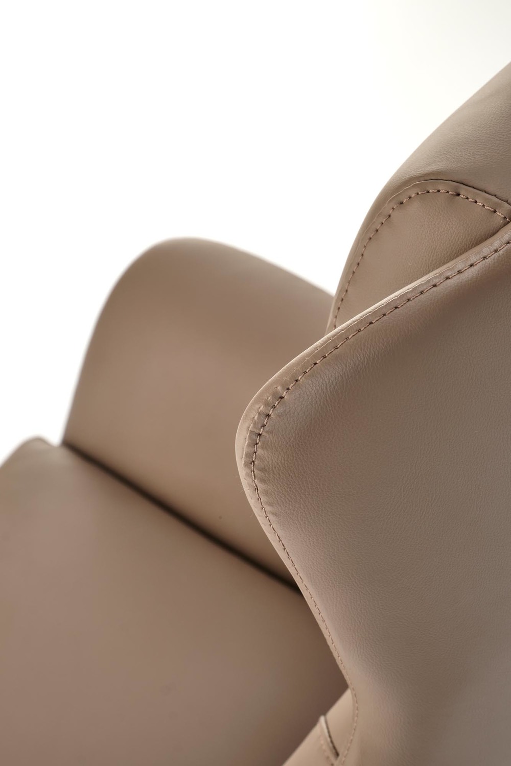 KRZESŁO BIUROWE Ederson na srebrnym, metalowym stelażu, obicie z eko skóry w kolorze cappucino, wyrafinowane