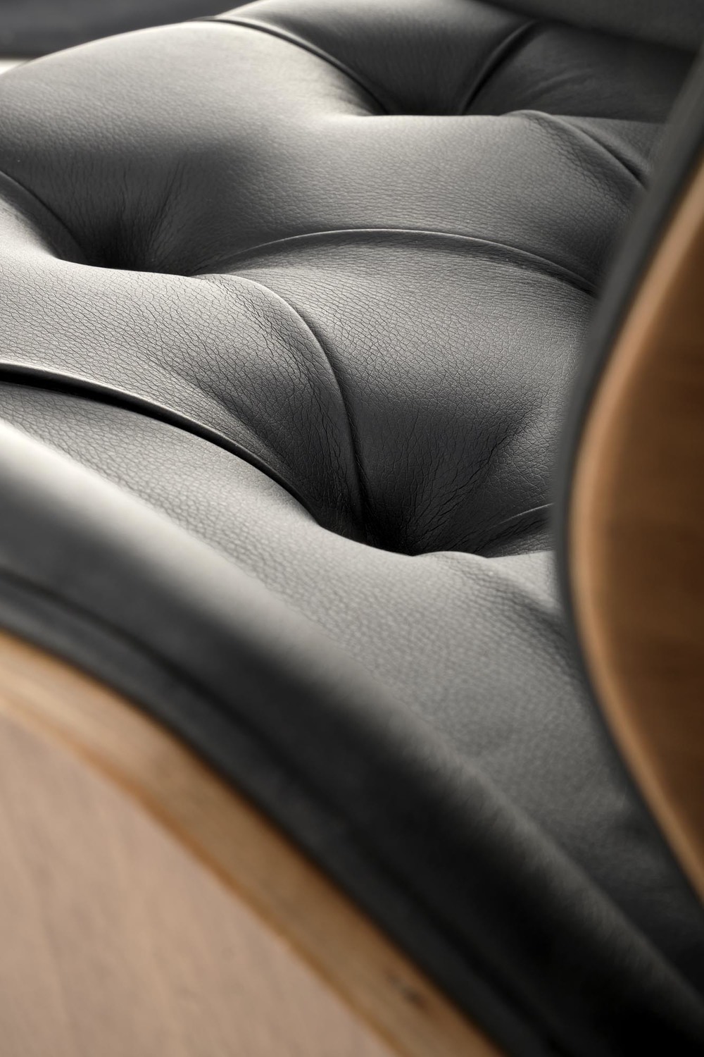 KRZESŁO BIUROWE Gavin siedzisko i oparcie z czarnej eko skóry, orzechowy tył, na kółkach, nowoczesny styl, do gabinetu