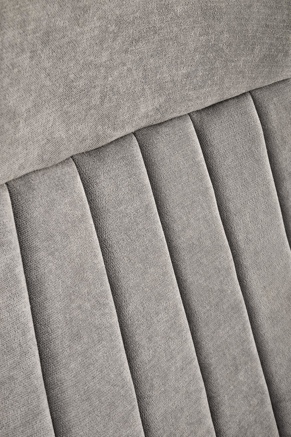 KRZESŁO BIUROWE Harper, popielata tapicerka z pionowymi przeszyciami, nowoczesny styl, do biura