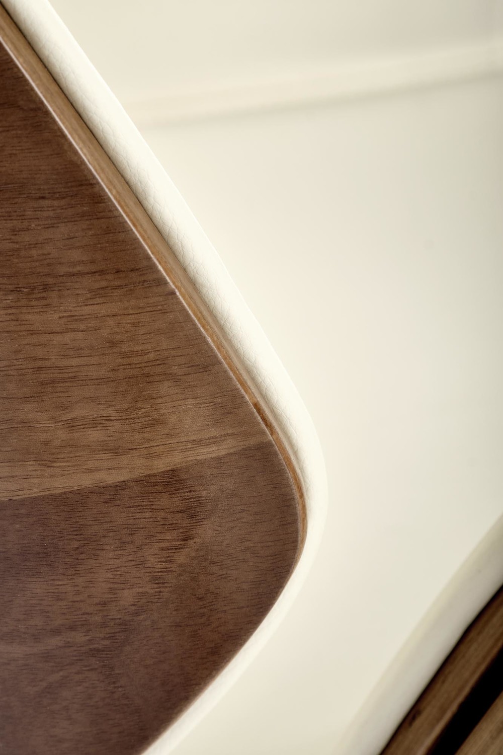 KRZESŁO BIUROWE Ignazio, kremowa tapicerka z eko skóry, orzechowy tył, designerski kształt, nowoczesne