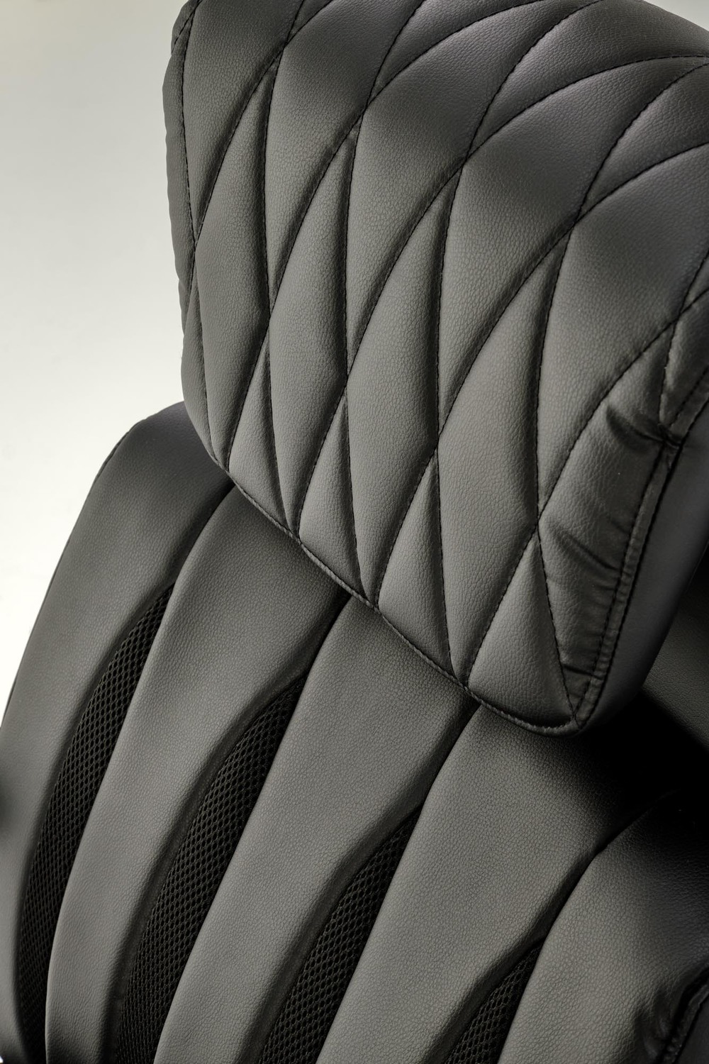 KRZESŁO BIUROWE Romano z podłokietnikami, czarna eko skóra z eleganckimi przeszyciami, obrotowe, nowoczesny styl, do biura