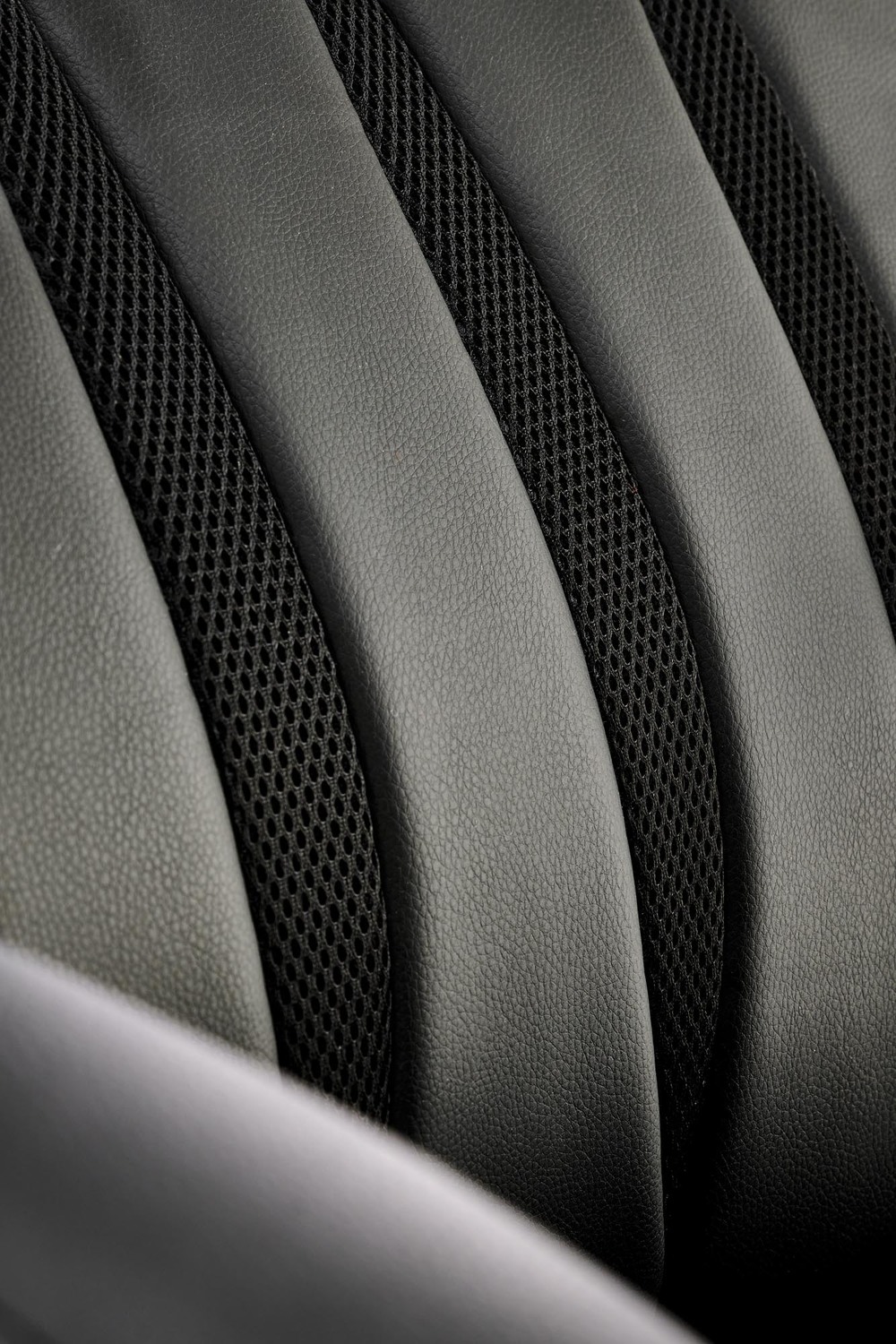 KRZESŁO BIUROWE Romano z podłokietnikami, czarna eko skóra z eleganckimi przeszyciami, obrotowe, nowoczesny styl, do gabinetu