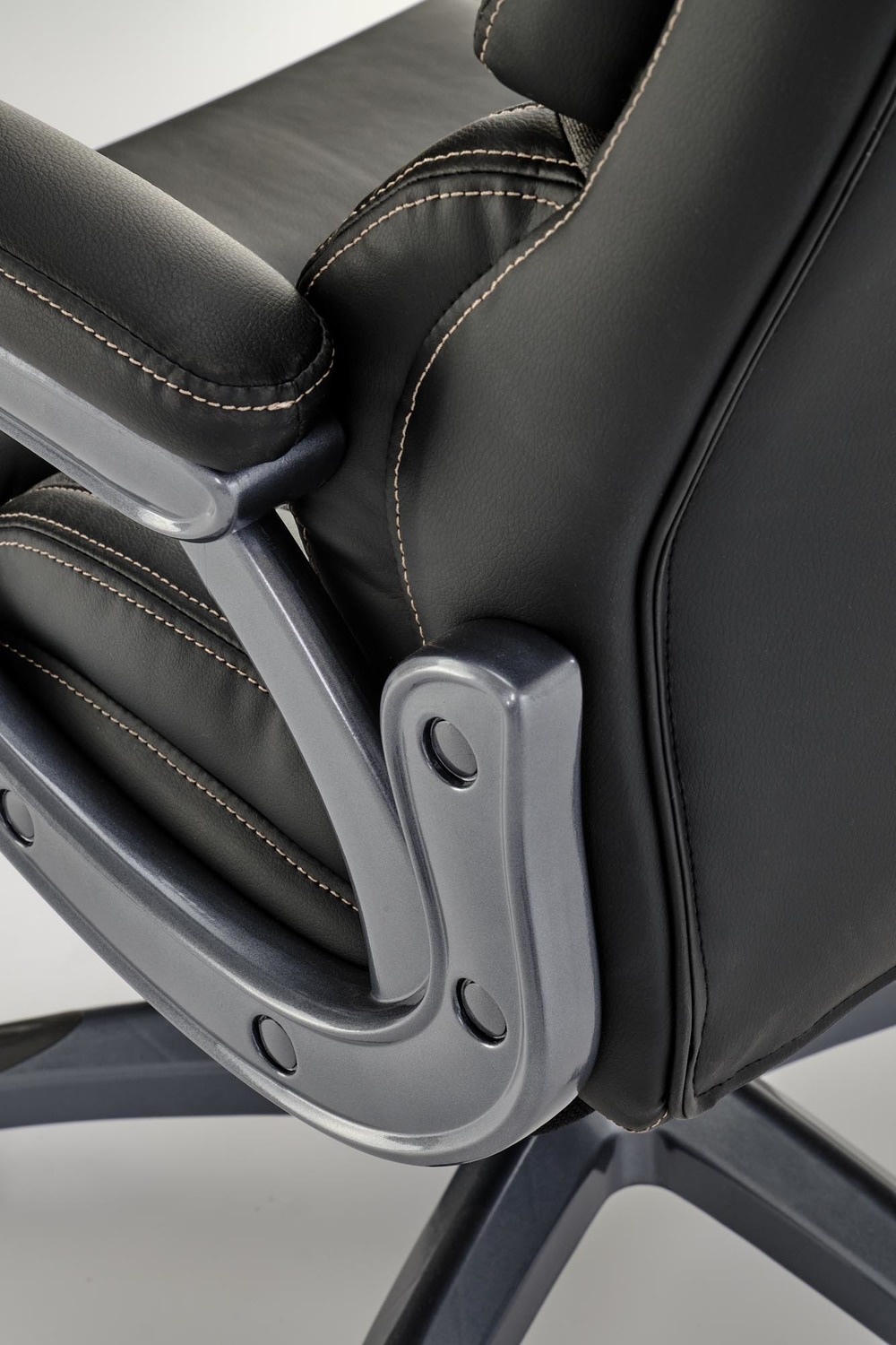 KRZESŁO BIUROWE Steven z podłokietnikami, czarna eko skóry z popielatą tkaniną, eleganckie przeszycia, nowoczesny styl, detale