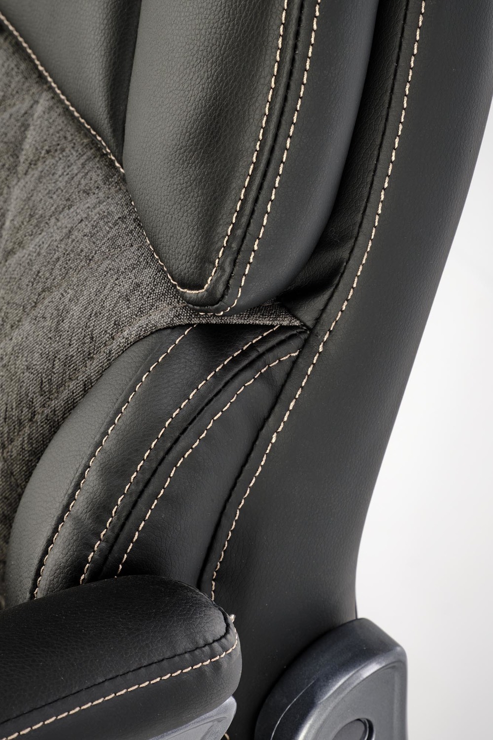 KRZESŁO BIUROWE Steven z podłokietnikami, czarna eko skóry z popielatą tkaniną, eleganckie przeszycia, nowoczesny styl, najwyższa jakość