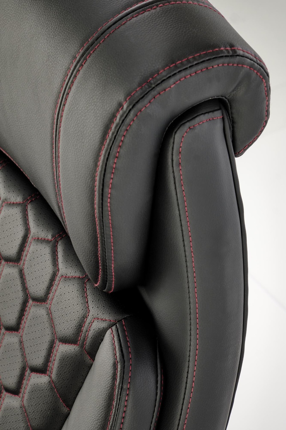 KRZESŁO BIUROWE Thomas z podłokietnikami, czarna tapicerka z eko skóry, eleganckie przesycia, nowoczesny styl, do gabinetu