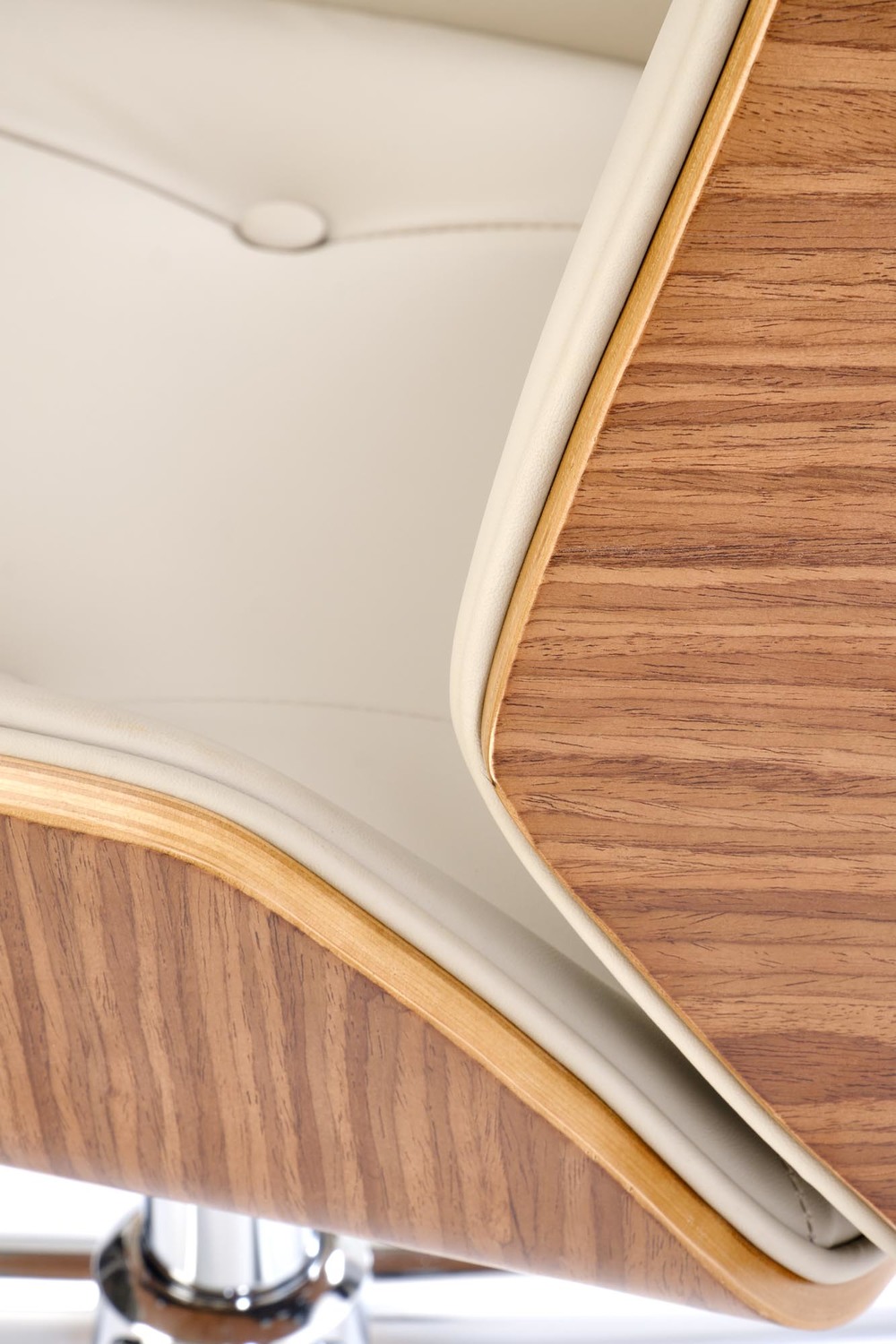 KRZESŁO BIUROWE Webster z beżową tapicerką z eko skóry i orzechowym tyłem, designerski styl, do gabinetu