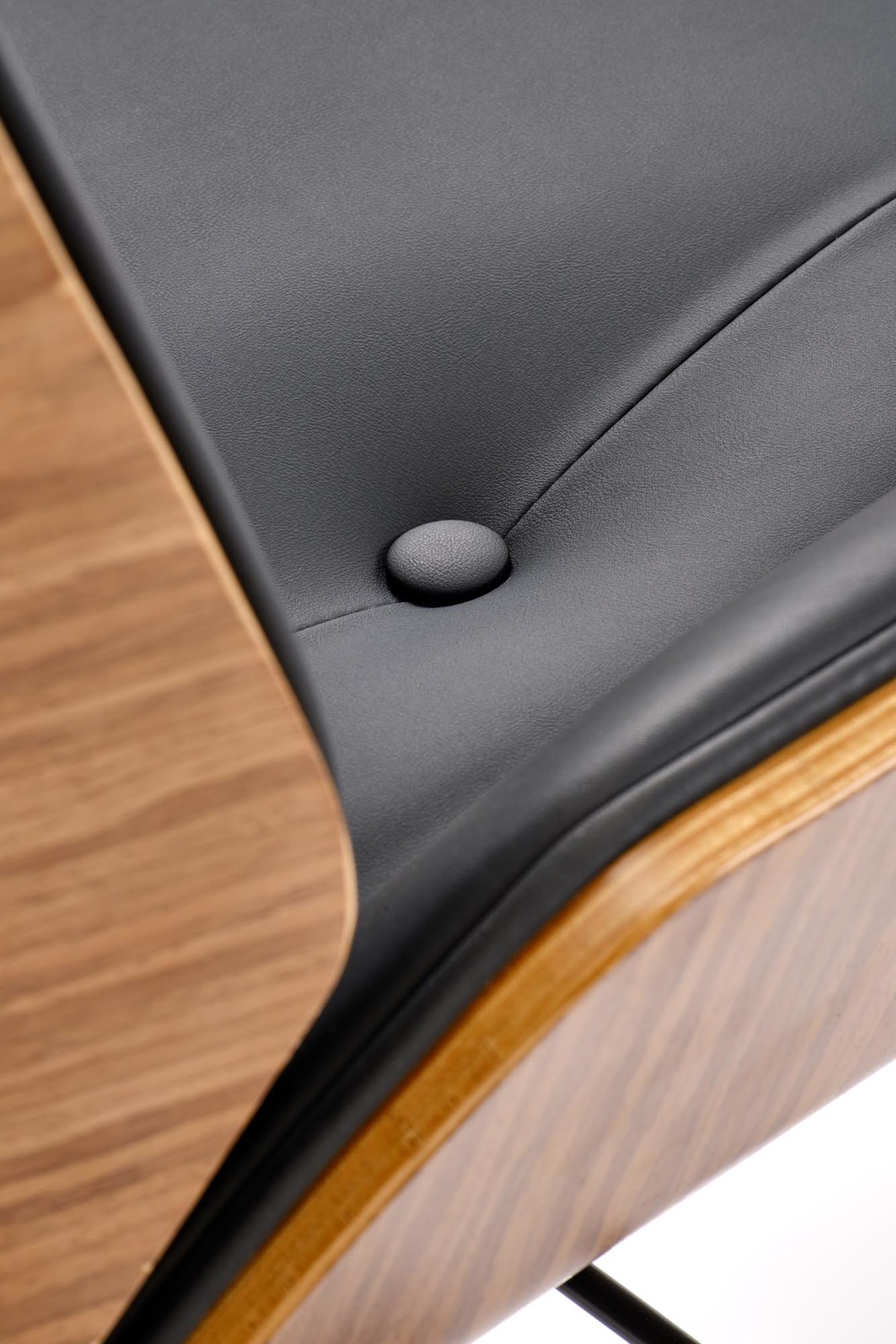 KRZESŁO BIUROWE Webster z czarną tapicerką z eko skóry i orzechowym tyłem, designerski styl, do salonu